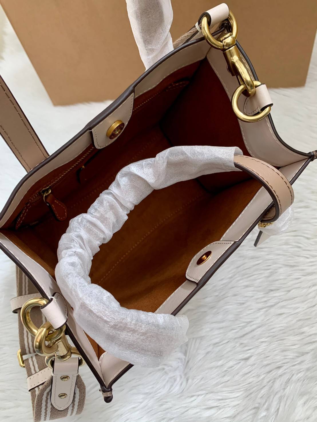 COACH FIELD TOTE 22 WITH HORSE AND CARRIAGE PRINT พร้อมส่งความสวยค่ะ! กระเป๋าทรง Tote หนังแท้อย่างดี นิ่มมือดีมากๆค่ะ ตัวกระเป๋าปริ้นลายรถม้าทั้งใบตัดขอบลายCด้านข้างได้อย่างสวยงามทีเดียว ปากกระเป๋าเปิดปิดแบบกระดุมแม่เหล็ก ภายในกว้างใส่ของจำเป็นได้ครบ มีช่