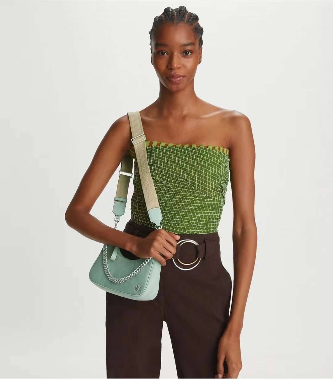 TORY BURCH handbag / TORY BURCH shoulder bag พร้อมส่งที่ไทย Tory Burch 151 Mercer Small Crescent Bag กระเป๋าถือหรือสะพายไหล่ วัสดุNylon อะไหล่เงิน น้ำหนักเบา พกพาสะดวก ใส่โทรศัพท์ iIphone+ ได้ ด้านในโล่งมีช่องเล็กใส่บัตร 2 ช่อง มาพร้อมสายสั้น สายหนัง+สายโ