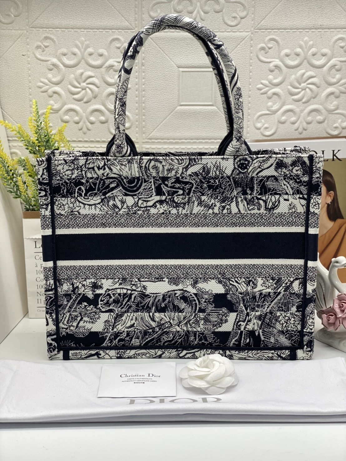 CHRISTIAN MEDIUM DIOR BOOK TOTE เอกลักษณ์ของความหรู เป็นทางช็อปปิ้งBag ที่ต้องมี ภายในโล่งกว้างมาก ใส่ของแบบแน่นๆ จุๆไปได้เลย น้ำหนักเบาสบาย งานออริปักขึ้นรูปสวยมาก มี code stamp พร้อมส่งที่ไทย ภาพสินค้าถ่ายจากงานขายจริง ใช้งานต่างประเทศได้ค่ะ