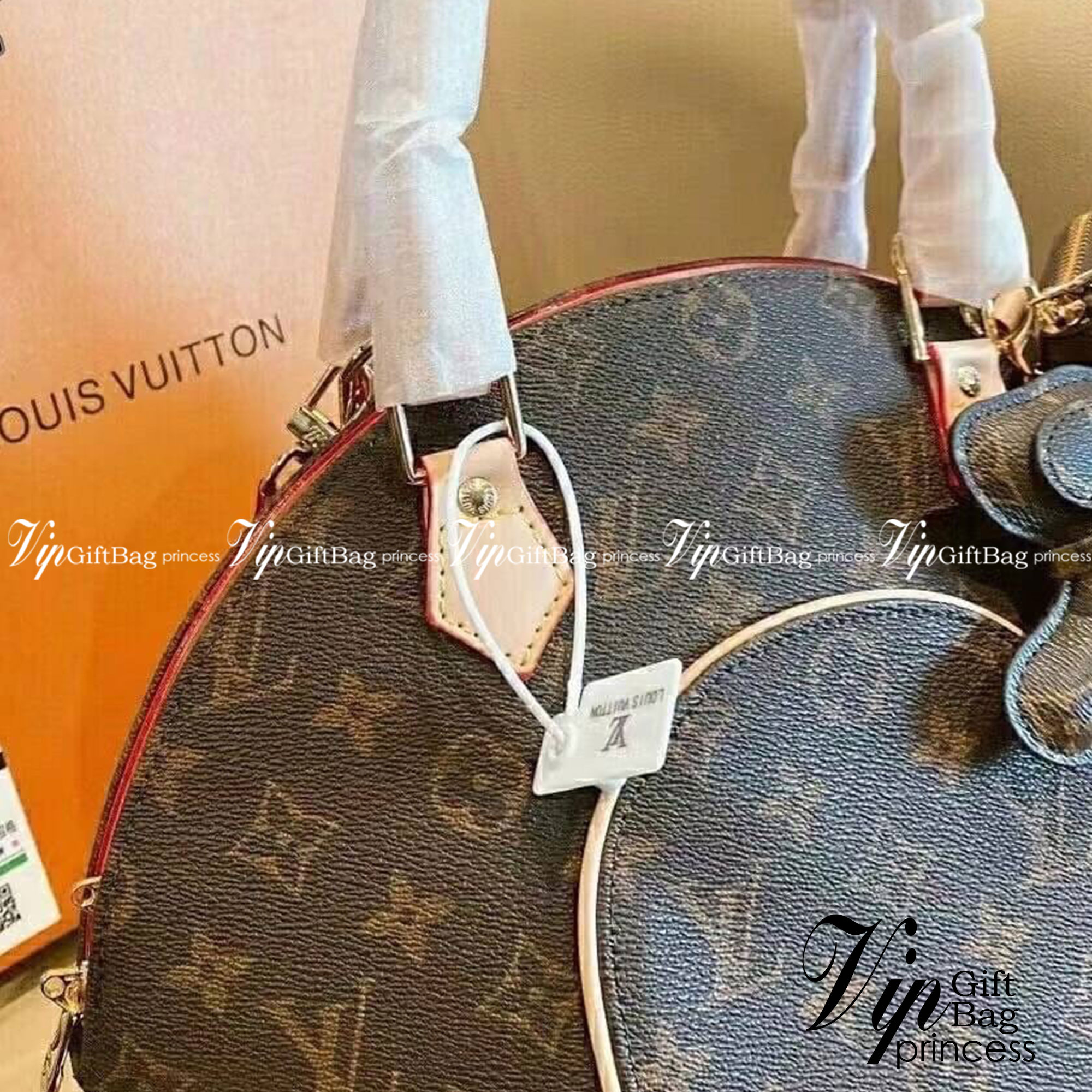 LV Ellipse PM Monogram Canvas Handbag กระเป๋าสะพายทรงหรูหรา มีสไตล์ รูปทรงโค้งแต่งขอบหนัง เป็นเอกลักษณ์ลงตัวสมบูรณ์แบบ ใบจริงสวยมากกกก ได้สวยก่อนใคร ต้องจัดแล้วจ้า พร้อมส่งที่นี่ ที่เดียว!! **พิเศษ แถมกระเป๋าสตางค์ใบเล็ก และตัวห้อยน้องหมา คุ้มสุดๆ เลยค่า