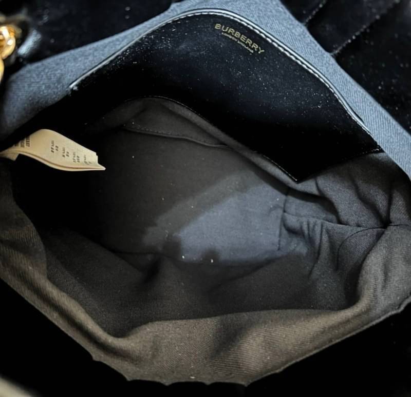 BURBERRY FRAGRANCES LAMBSKIN BAG VIP หนังแท้ Lambskin นิ่มสวยหรูดูดี ภายในโล่งกว้างใส่ของได้เยอะ มาพร้อมสายสะพายโซ่ทองสามารถซ้อนสายสั้นสะพายไหล่ได้หรือจะใช้สายยาว Crossbody ก็ดูดีมาพร้อมกล่องแบรนด์ Original Package อีกรุ่นหายากที่น่าใช้น่าสะสม Rare items 