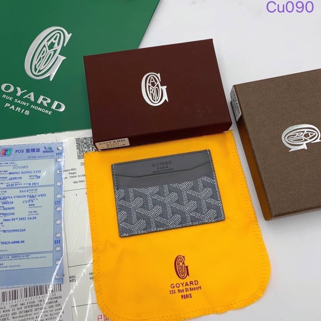 GOYARD Card Holder กระเป๋าใส่การ์ดรุ่นแบน ใช้ง่าย ใส่บัตรได้เยอะ (ใส่ซ้อนกันเลยจ้า) ด้านบนใส่แบงค์พับครึ่งได้นะคะ ดีมาก ผู้ชายก็ชอบ ผู้หญิงก็ชอบ