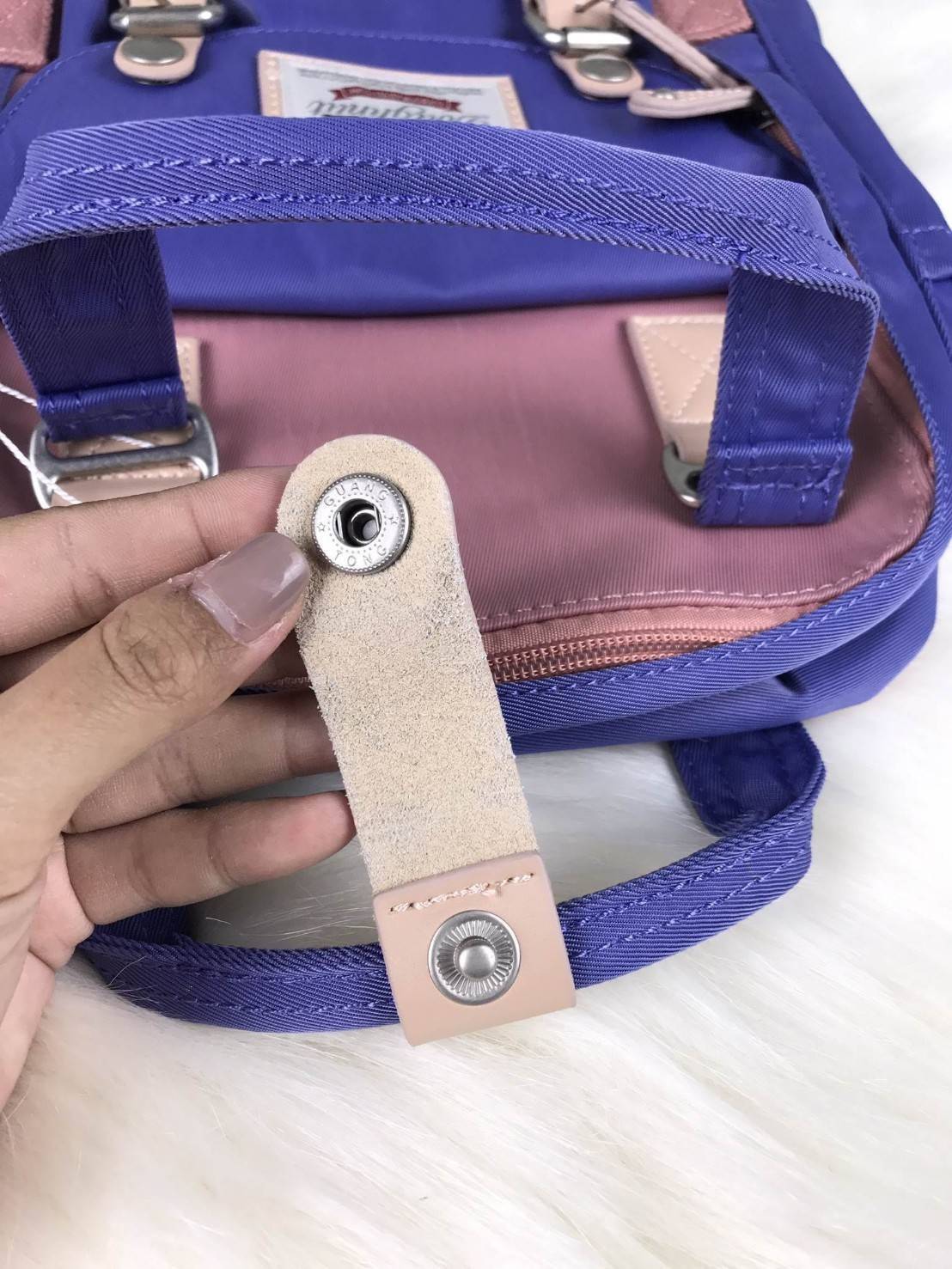 DOUGHNUT MACAROON MINI BACKPACK กระเป๋าเป้สีหวาน สามารถสะพายหลัง/ถือน่ารักๆ ได้เลยค่ะ วัสดุผ้าไนล่อน สามารถกันน้ำซึมได้ระดับนึง ด้านหน้ามีช่องเก็บของได้นะคะ เปิดปิดด้วยซิปบน ด้านข้างเก็บของได้จุกจิก ด้านในมีช่องใส่ของ ใส่ Ipad จุของคุ้มจริงๆค่า สายสะพายด้