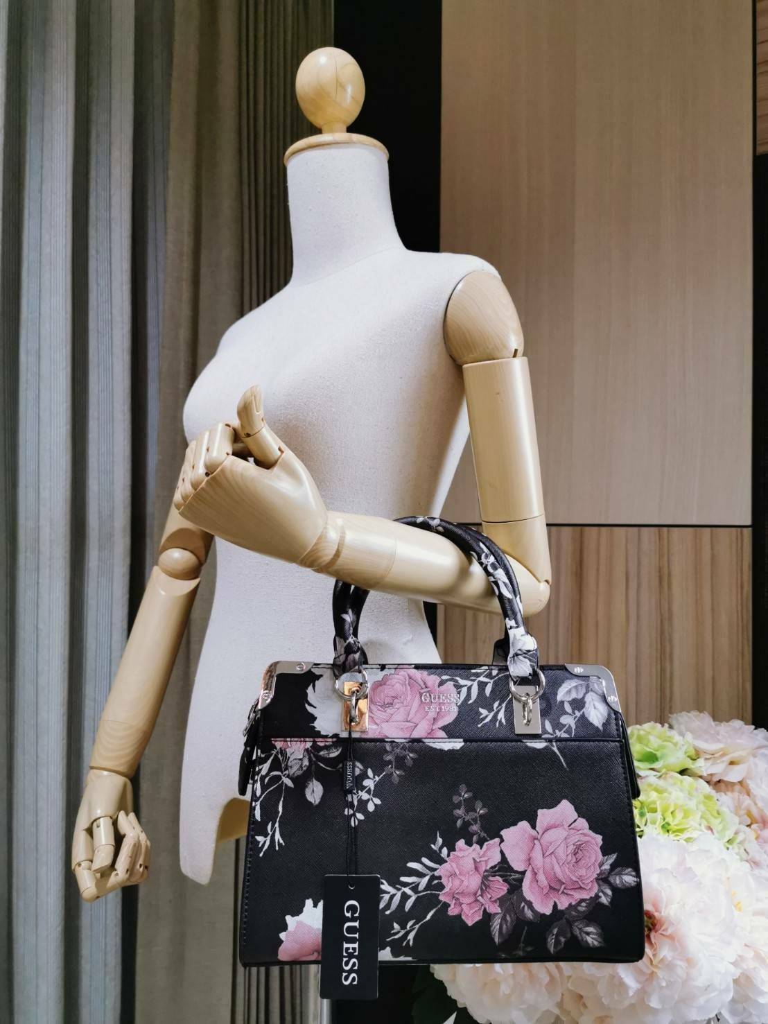 GUESS WOMAN CROSS BODY BAG กระเป๋าถือ/สะพายรุ่นใหม่ล่าสุดจาก GUESS FACTORY หนังสวยอยู่ทรงแข็งไม่ย้วย ขนาดกำลังดี น้ำหนักเบาด้านหน้าประดับโลโก้แบร์นพร้อมอะไหล่เงินที่หูหิ้วและมุมขอบกระเป๋าเพิ่มดีเทลเก๋ หูจับเเข็งแรงพับลงได้ เปิดปิดด้วยซิปสะดวกใช้ ภายในมีโล