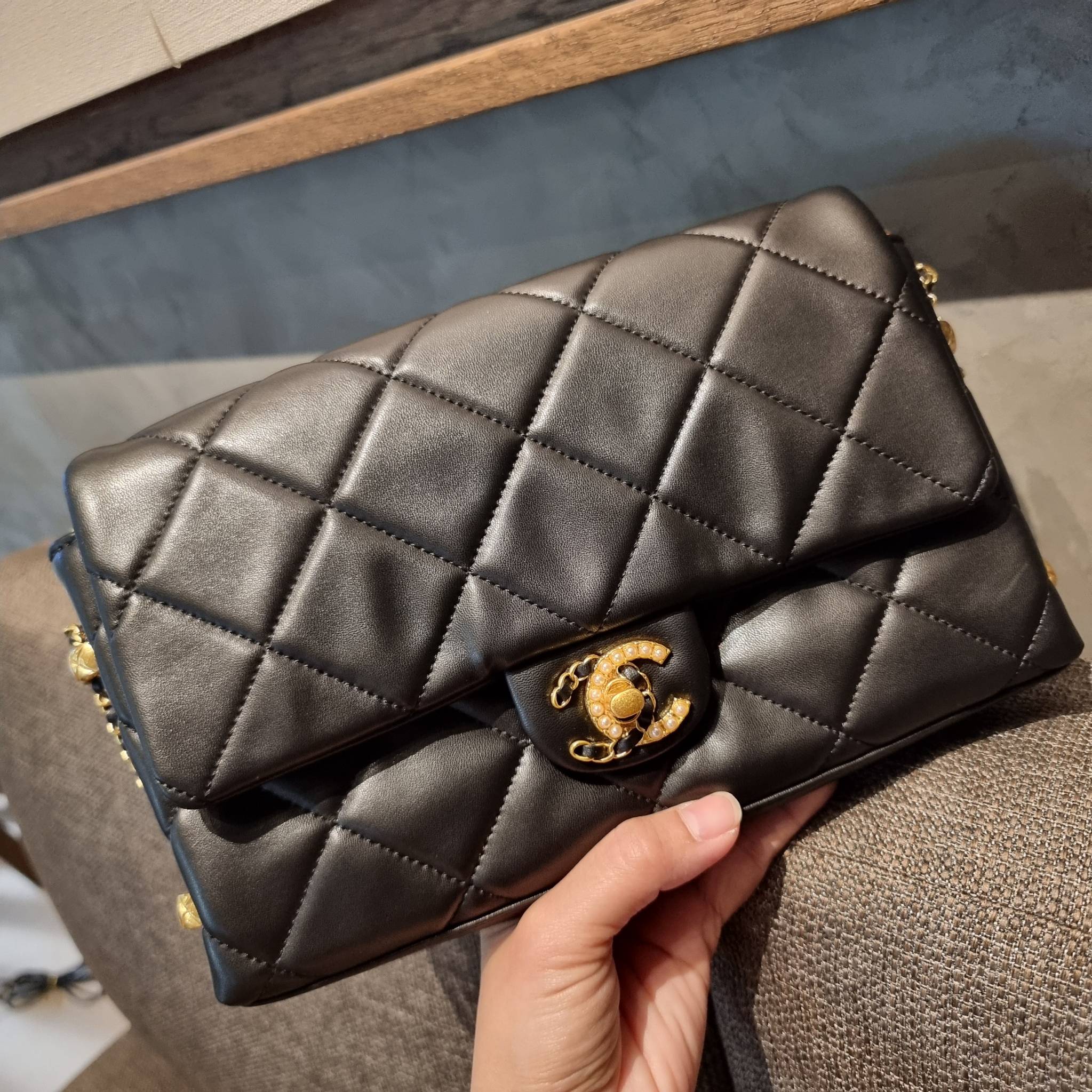 VIP 】สวยหรูพร้อมเสิร์ฟ!! กับไอเท็มสุดเลิฟจาก Chanel กระเป๋าสะพายที่สุดของความคุ้มค่า วัสดุหนังแกะนิ่มเต็มใบ เปิด-ปิดกระเป๋าด้วยตัวบิดล็อค ภายในกระเป๋าบุผ้าสวยหรู มีช่องโล่งกว้างจุของได้สบาย ใส่โทรศัพท์ กระเป๋าสตางค์ได้ มีช่องซิป 1 ช่อง ช่องย่อย 1 ช่อง ดีเ