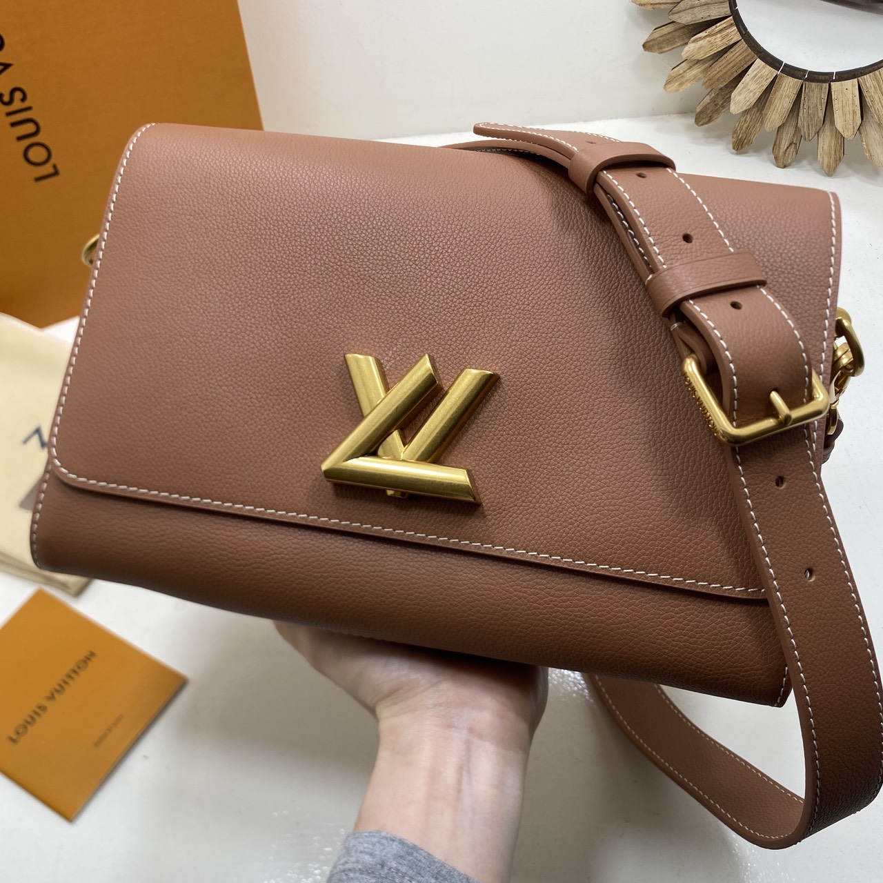 TOP ORI หนังแท้ | เกรดดีสุด LV Soft Twist Handbag กระเป๋าถือสุดไอคอนิก ถือเป็นกระเป๋าคู่ใจที่สมบูรณ์แบบสำหรับทุกวัน