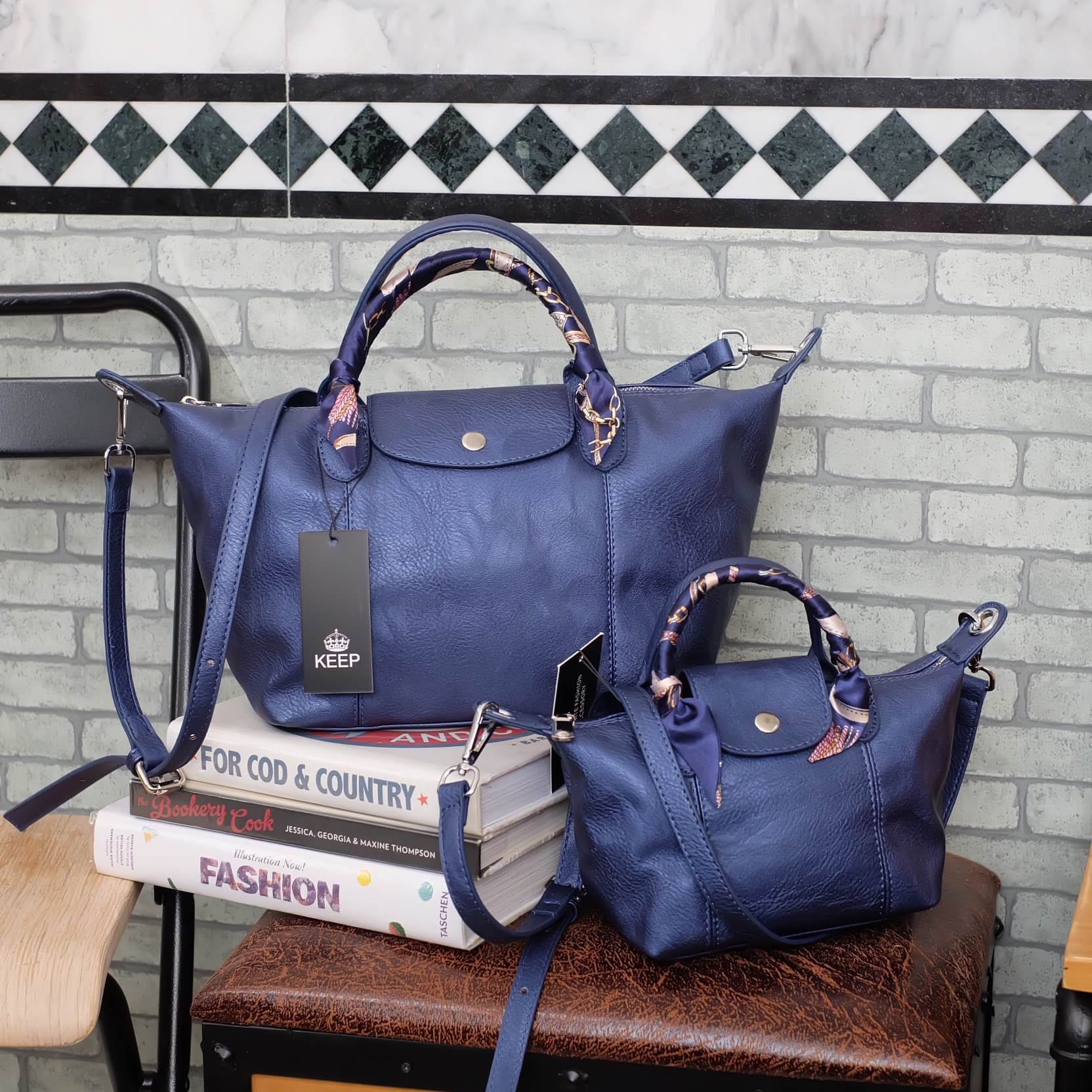 สีมาใหม่ค่า 💙 New arrival! KEEP ทรง longchamp รุ่น Duo Sister - สี Glitter blue ตัวกระเป๋าหนังแกะสังเคราะห์ ลายหนังสวยมากๆคะ นิ่ม สุดๆ รุ่นนี้ จะมี 2 ขนาด คือ mini และ basic ไซด์