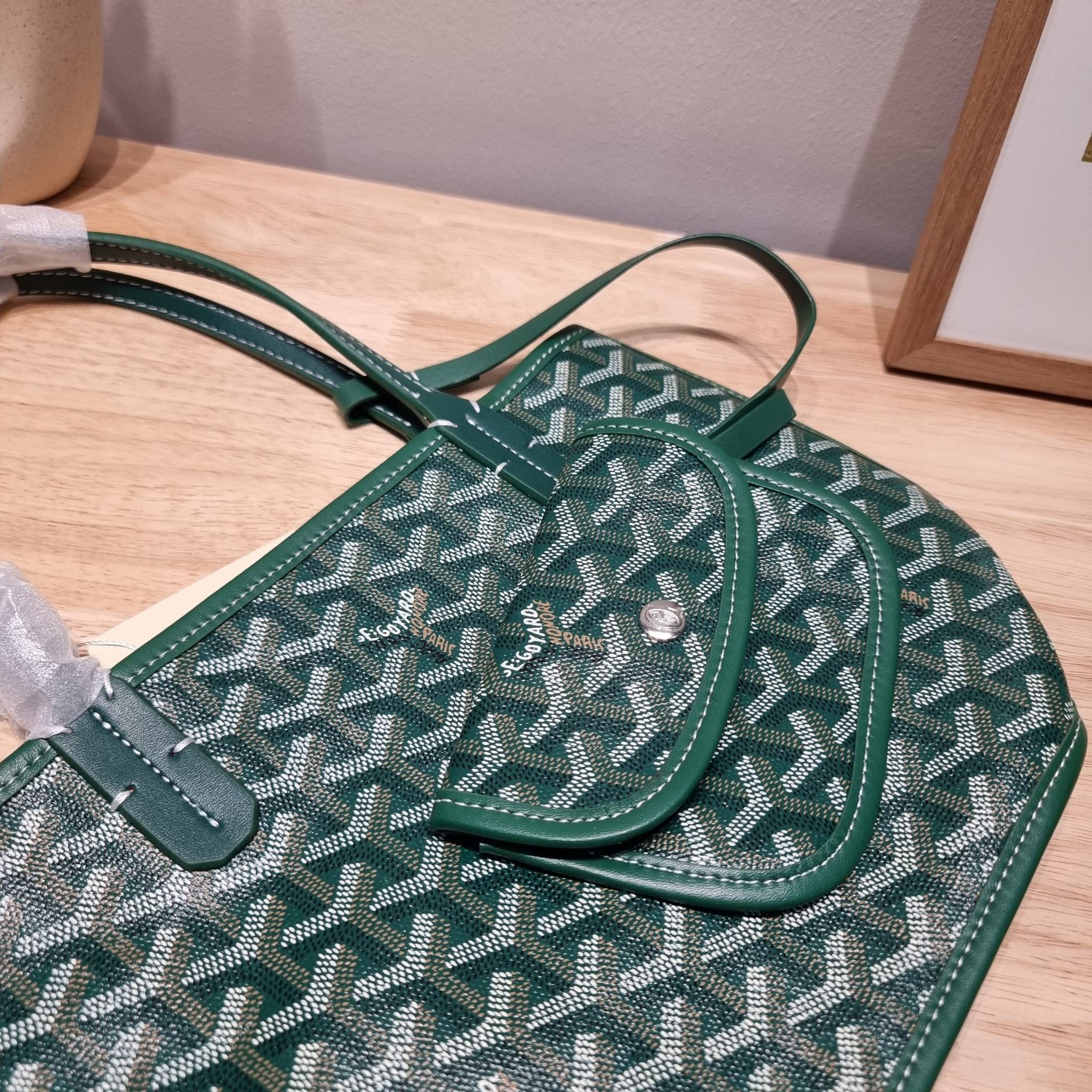 GOYARD MINI ANJOU REVERSIBLE TOTE ฮอตไอเท็ม กับกระเป๋าสะพายทรงโท้ท ไซส์มินิ กะทัดรัดมาก มาครบสีขายดี เลิศทุกสี รูปทรงคลาสสิค ดีไซน์เป็นเอกลักษณ์ ใช้งานได้หลากหลาย สามารถกลับด้านใช้ได้แบบไม่มีเบื่อ