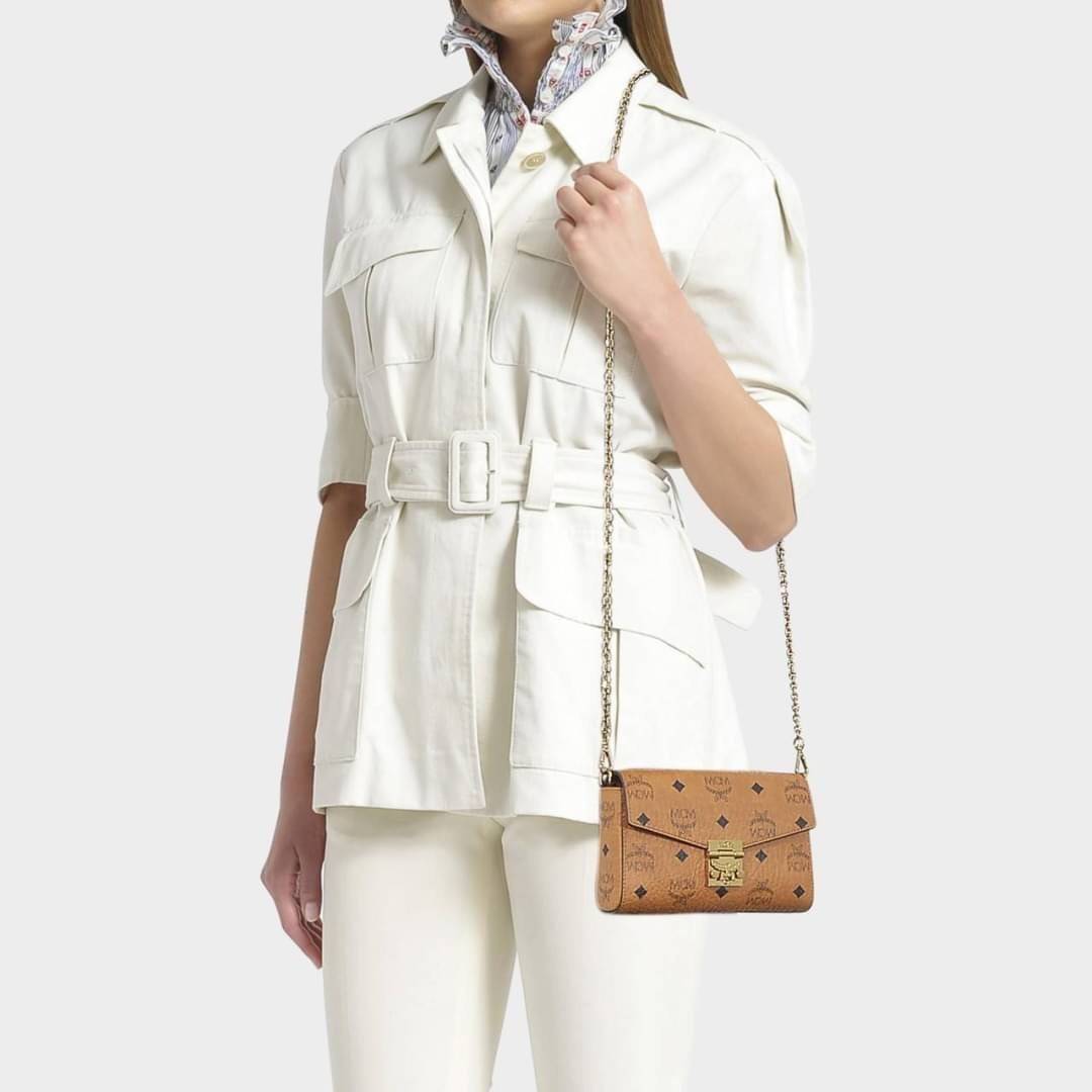 M.C.M SMALL MILLIE FLAP CROSSBODY IN VISETOS ไซส์ใหม่พกพาสะดวก!! กระเป๋าสะพายกึ่งคลัทช์ รอบนี้มาไซส์สวย สามารถใช้แทนกระเป๋าสตางค์ได้เลย ใส่โทรศัพท์มือถือได้ทุกรุ่น ใส่ของสำคัญสบายๆ มาพร้อมสายสะพายโซ่สีทองหรูหรา รูปทรงดีไซน์ร่วมสมัย ใช้งานง่ายด้วยตัวล็อค ว