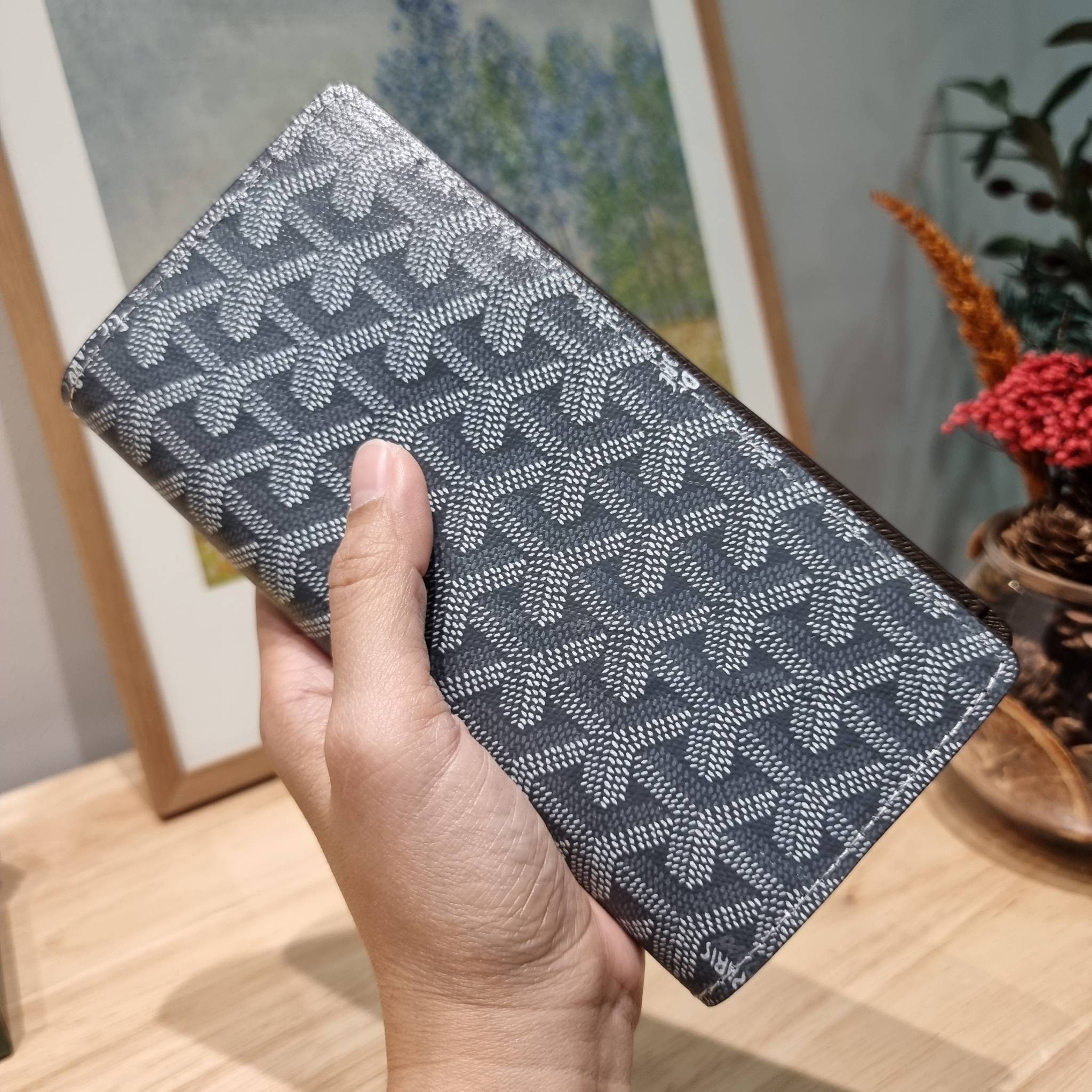 Goyard Bi Fold Long Wallet / GOYARD FLAP WALLET / Goyard Long Wallet กระเป๋าสตางค์ใบยาว รุ่น unisex ที่ใช้ได้ทั้งหนุ่มๆและสาวๆ ไอเท็มนี้ตอบโจทย์สำหรับคนที่ชอบเก็บบัตรเยอะๆ