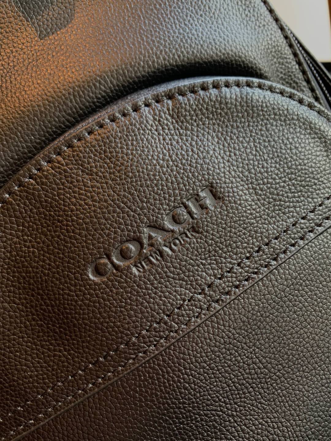 COACH CHARLES PACK ((49312)) กระเป๋าคาดด้านหลัง//หรือคาดอกด้านหน้า รุ่นนี้ใช้หนังแท้ชั้นดี หนังนิ่ม สัมผัสแล้วหลงรักในความนิ่มแน่นอน ด้านหน้ามีให้หนึ่งข่องซิป ช่องหลักแบบซิปคู่ ภายในโล่งลึกใส่สัมภาระจำเป็นในชีวิตประจำวันได้อมีช่องโล่งให้ใส่ของจุกจิกหนึ่งช