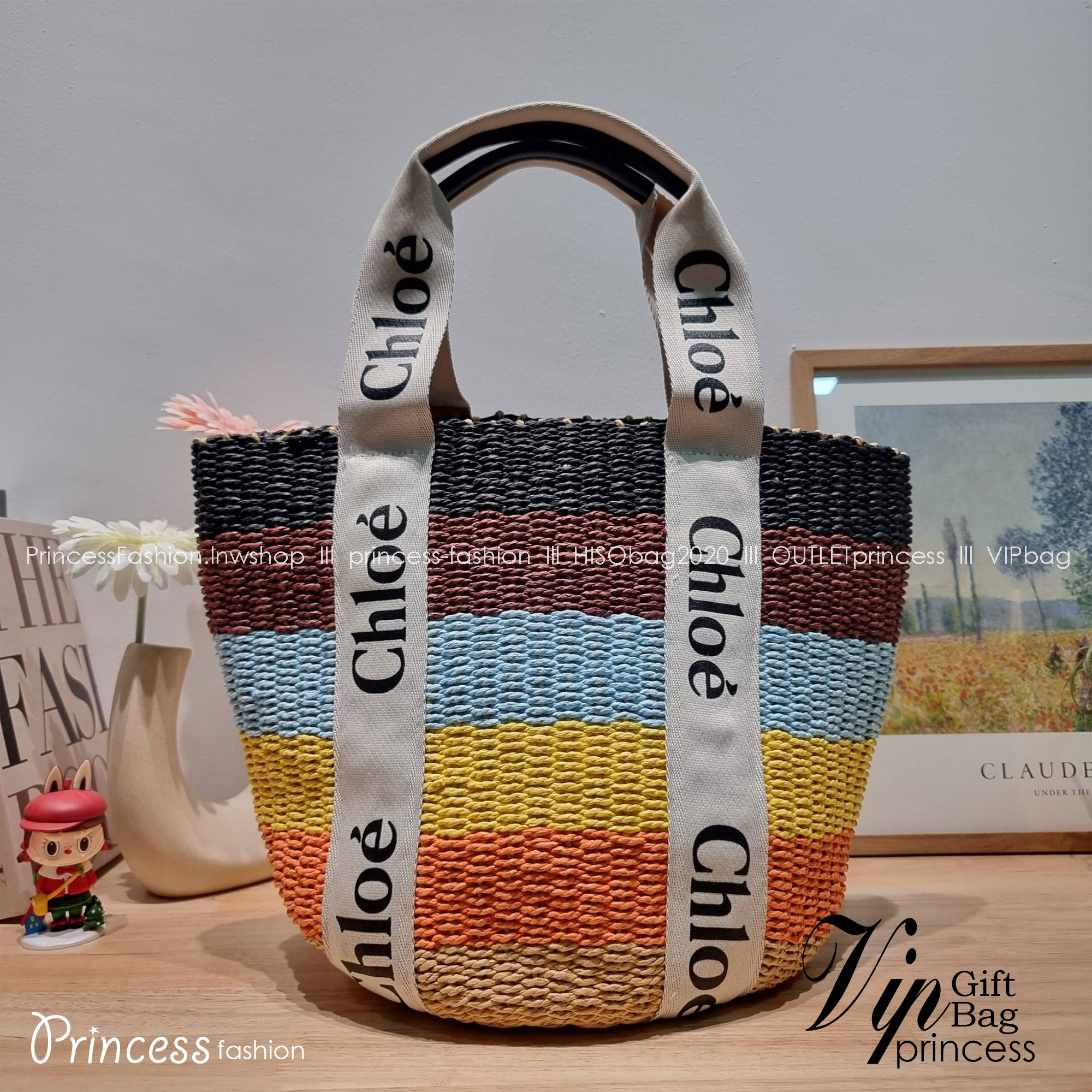 CHLOE LARGE WOODY BASKET Multicolor กระเป๋าสะพายสานทรงตะกร้า ยอดฮิตติดลมของแบรนด์ ด้วยวัสดุสังเคราห์จากธรรมชาติ สานทอเต็มใบออกมาเป็นลวดลายสวยงาม