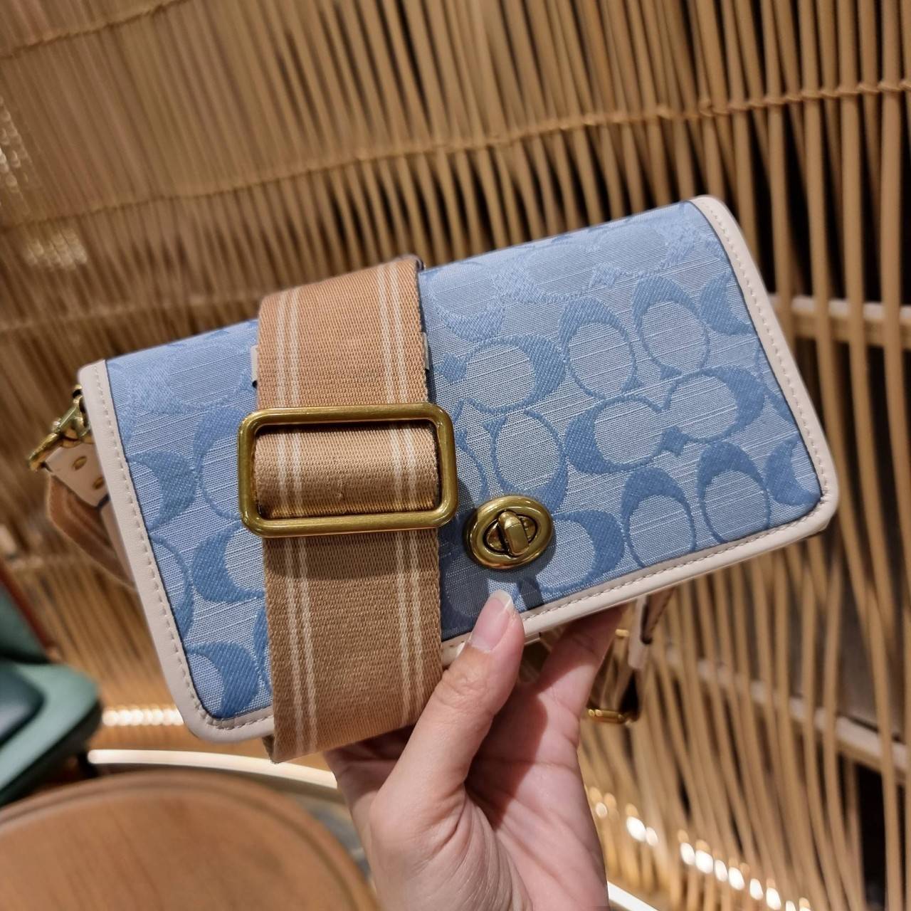COACH C3824 FOLDOVER CROSSBODY CLUTCH IN SIGNATURE JACQUARD คลัทช์เก๋ๆที่สาวๆตามหา 2IN1 ไปอีกหนึ่ง!! กระเป๋าสะพายทรงคลัชท์ ใช้งานได้ถึง 2 แบบ จะพกเดี่ยวๆแทนกระเป๋าสตางค์ หรือคล้องสายสะพายข้าง สะพายชิคๆคูลๆ ก็ได้อีก มันดีงามมากทุกสี เพราะความละมุนของผ้า ja