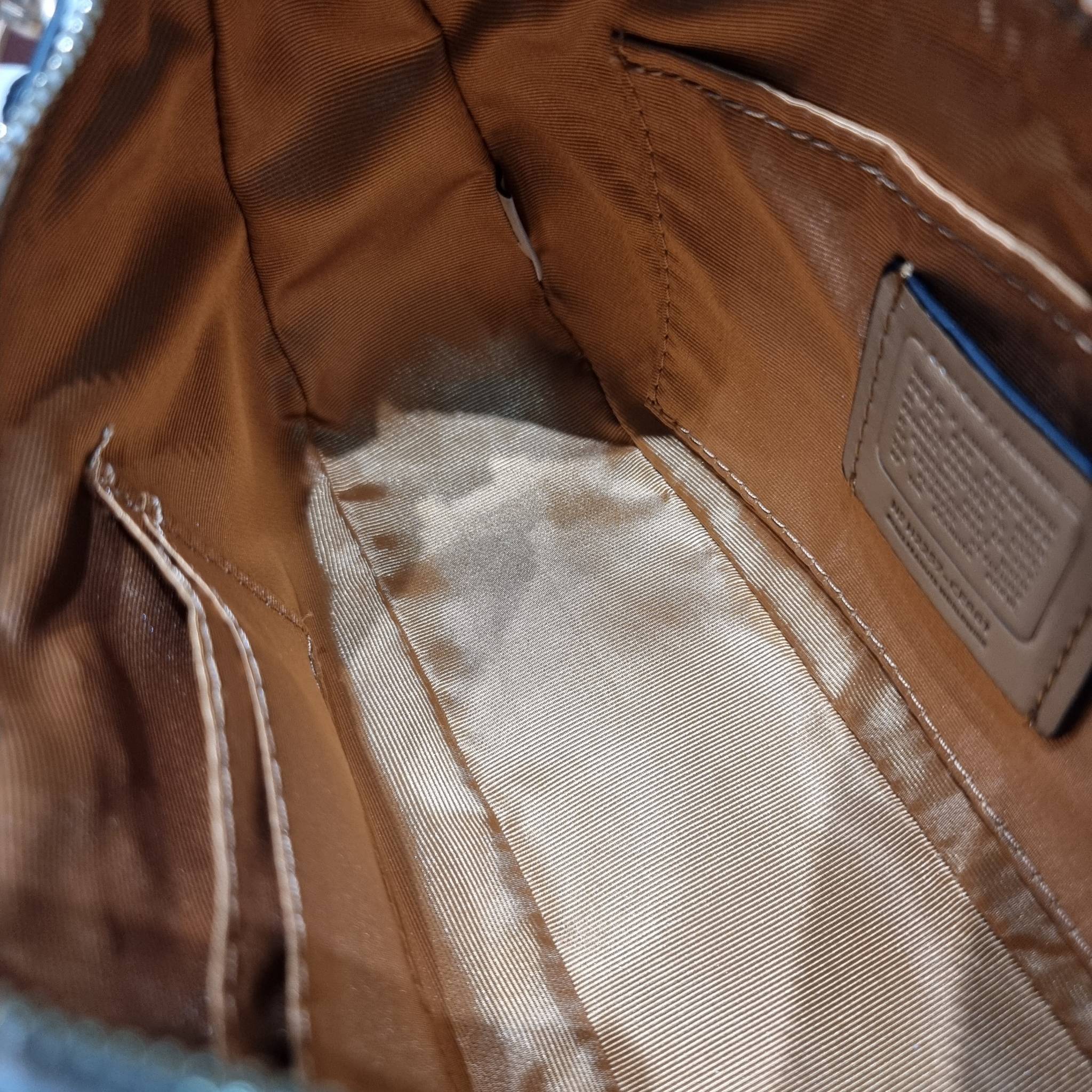 Coach X Peanuts Teri Shoulder Bag With Snoopy And Friends Motif CE861 คอลเลคชั่นสุดคิ้วท์ ไม่ให้ช้อปยังไงไหว!! กับกระเป๋าสะพายไหล่กึ่งทรงพอช พร้อมเสิร์ฟความสวยถึงบ้านไปเลยก่อนใคร แบบไม่ต้องพรีฯ ด้วยดีไซน์ลวดลายกาน์ตูนยอดฮิต มาพร้อมสายสะพาย 2 เส้น