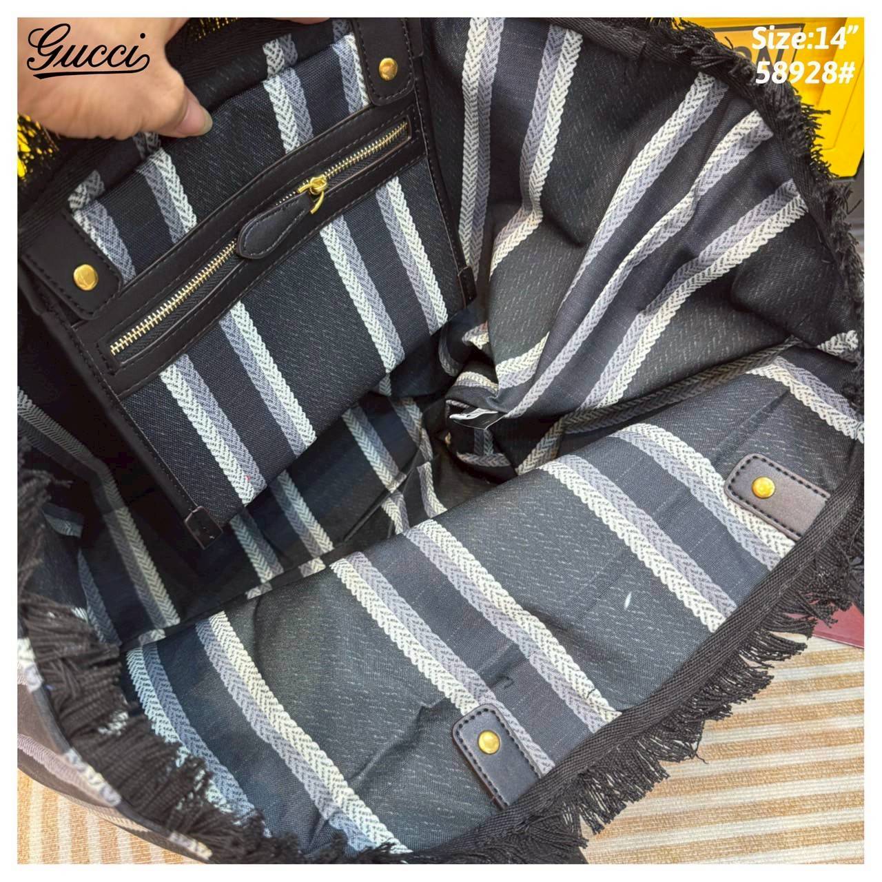 Gucci Embroidered large canvas tote bag Variation multicolor canvas กระเป๋าสะพายทรงโท้ทใบใหญ่ โดดเด่นผ้าแคนวาสฝ้ายลายทางสะดุดตา ตกแต่งด้วยงานปักลาย Gucci ด้านหน้า คอลเลคชั่นฤดูใบไม้ผลิ/ฤดูร้อน 2025