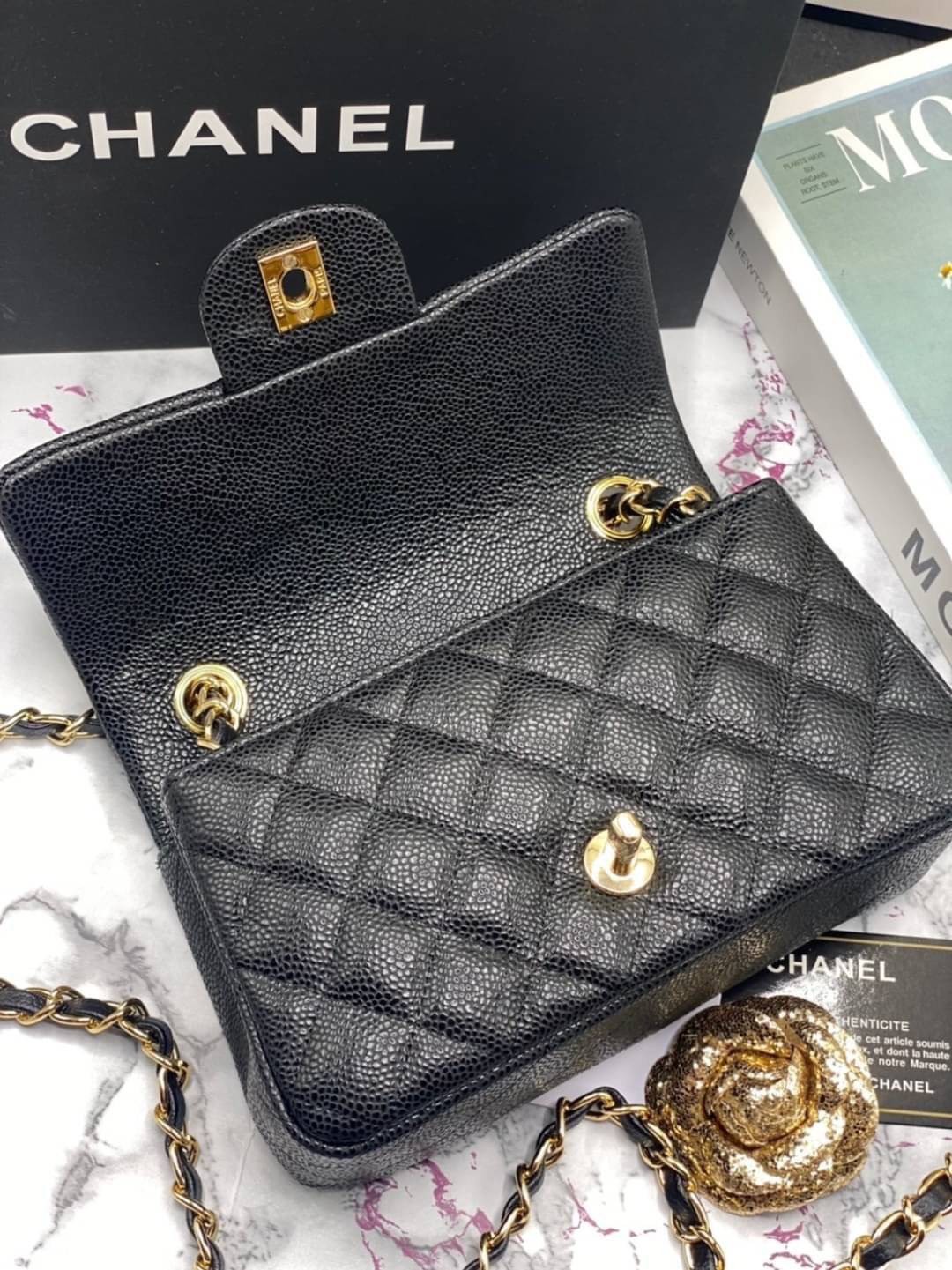 หนังแท้ CHANEL classic 8" black caviar รุ่นยอดนิยมไอเท็มฮิตวัสดุหนังคาเวียร์สวยคลาสสิค ด้านหน้ามีโลโก้แบรนด์อะไหล่ทอง/เงินสวยหรู ภายในสีแดงเบอกันดี้ เป็นใบยอดนิยมของสาวๆ เลยค่าา พร้อมส่งที่ไทยไม่ต้องรอพรีฯ สาวก Chanel Must Have! นะคะ