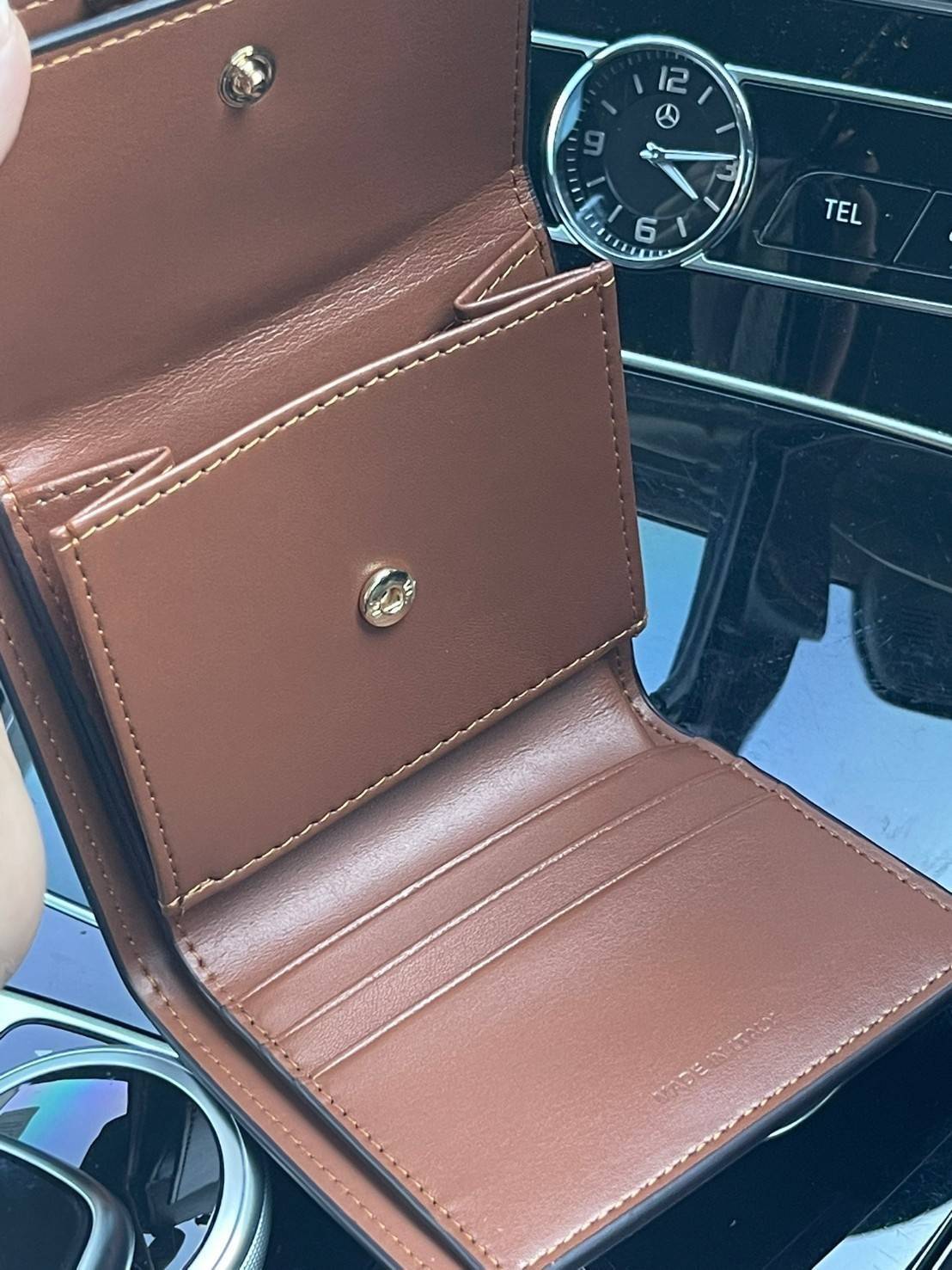 CELINE SMALL TRIOMPHE WALLET IN TRIOMPHE CANVAS กระเป๋าสตางค์ผู้หญิงทรงสั้นดีไซน์สวยงามหรูหรา ออกแบบให้เป็นทรงพับ เปิด-ปิดด้วยกระดุมที่สามารถปรับขยายขนาดกระเป๋าได้เมื่อใส่ของเยอะ ภายในแบ่งเป็น 3 พับ มีฟังก์ชั่นการใช้งานที่ครบครัน คือ ช่องใส่ธนบัตร ช่องใส่