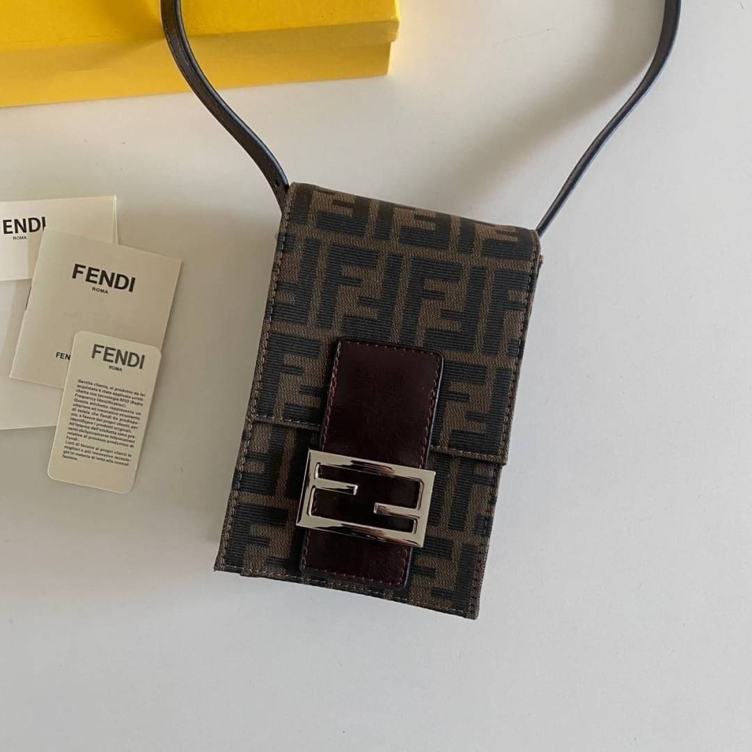 FENDI Phone crossbody bag พร้อมส่งกับกระเป๋าสะพายข้างขนาดมินิขนาดกำลังดี ใส่ของจุกจิกได้เยอะ ใส่iPhone pro max ได้สบาย มาพร้อมสาย สะพายข้างถอดได้ งานจริงสวยมากไม่ผิดหวังค่ะ