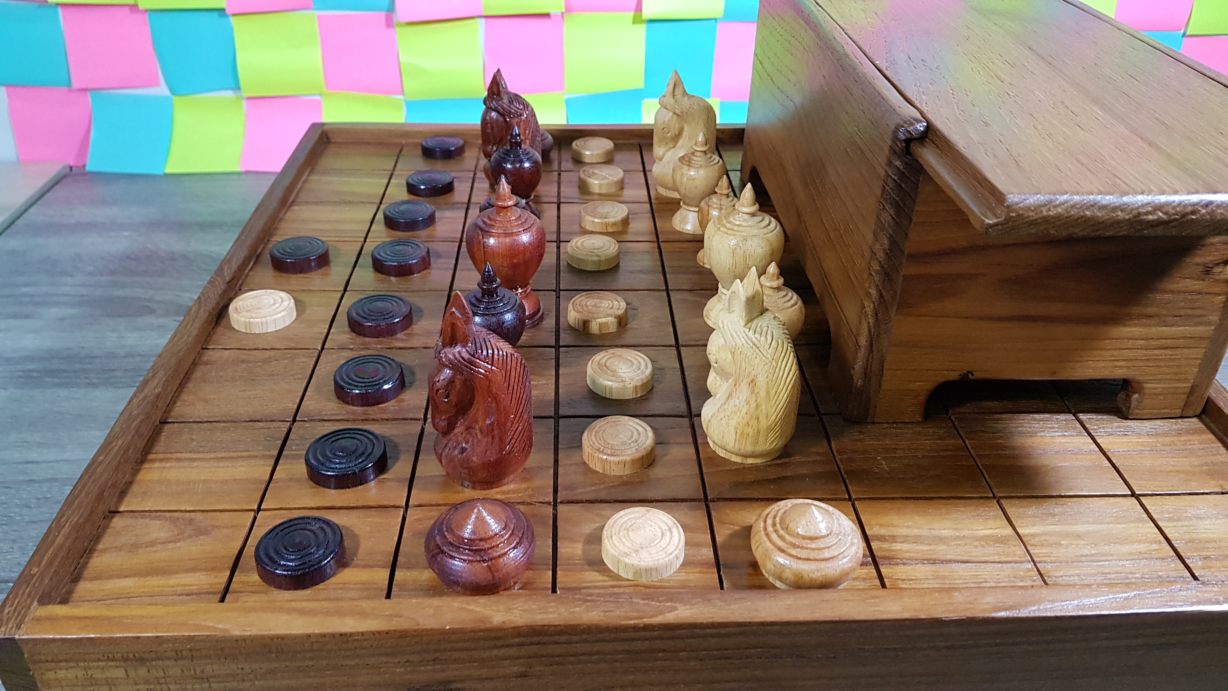 ชุดหมากรุกไทยชุดราเธยะพร้อมกระดานลิ้นชักไม้และกล้องไม้แบบมีช่อง