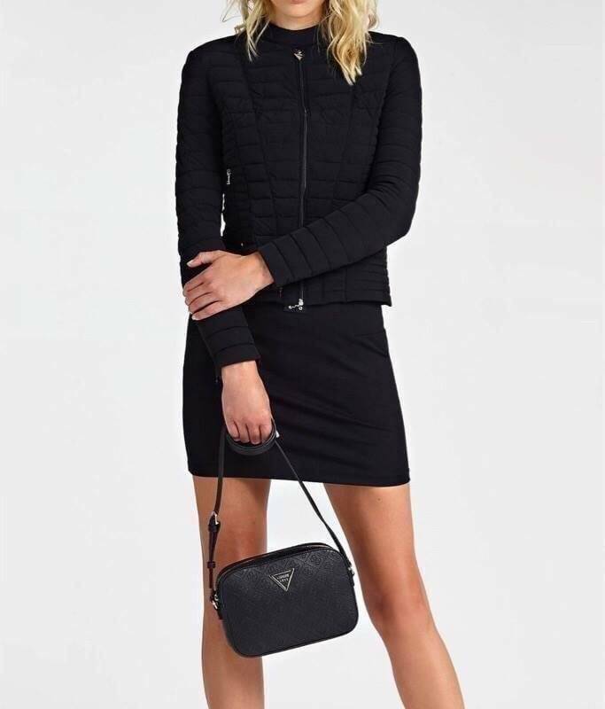 GUESS ZIP TOP KAMRYN CROSSBODY BAG กระเป๋าสะพายรุ่นยอดนิยม วัสดุ PU คุณภาพดี น้ำหนักเบา ด้านหน้าประดับด้วยโลโก้แบรนด์สุดหรู เปิดปิดกระเป๋าด้วยซิปสะดวกใช้ ด้านในโล่งกว้างมีช่องซิปและช่องใส่บัตร สามารถใส่มือถือได้ทุกรุ่น กระเป๋าสตางค์ใบสั้นได้ ซับในลายแบรนด