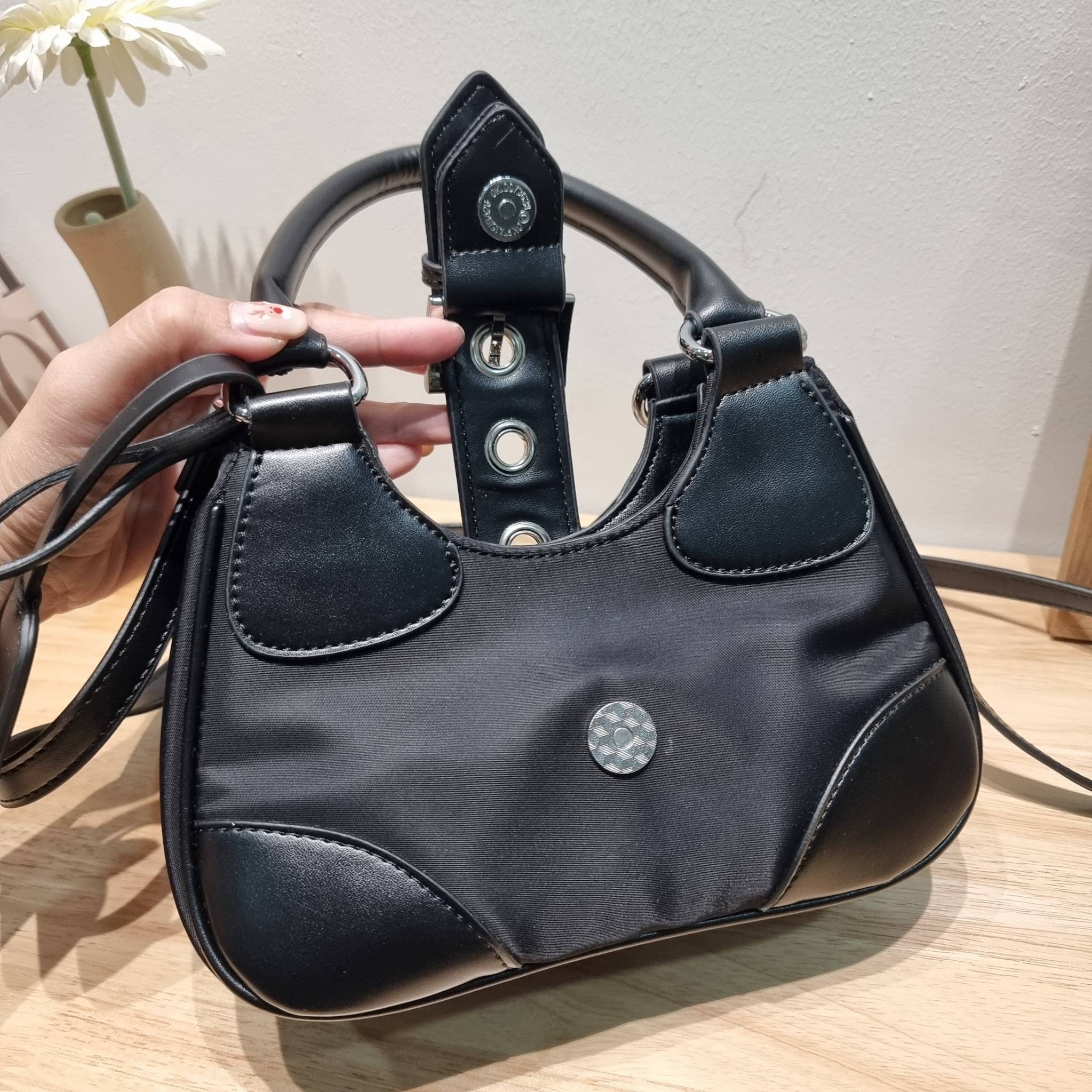 Prada Moon bag / PRADA RE-NYLON AND LEATHER MOON PADDED BAG ใหม่ล่าสุด กับคอลที่ใครๆเห็นก็ต้องรัก ขนาดกำลังน่ารัก ดีไซน์สวยดุ และยังดูแพงได้อีก
