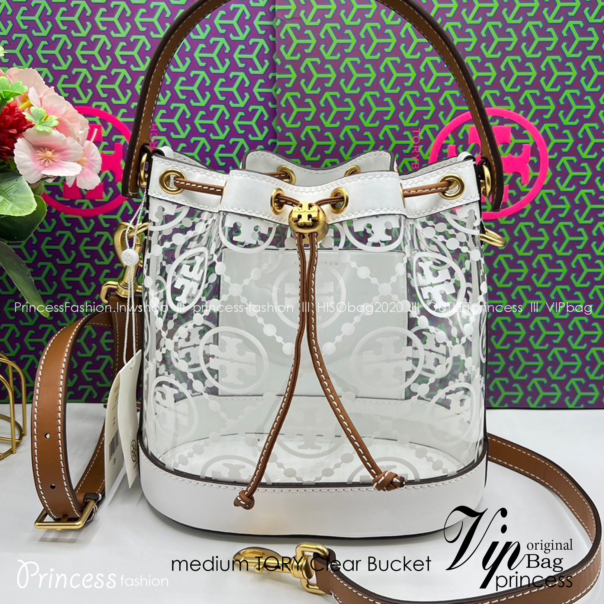 Tory Burch T Monogram Clear Bucket Bag / Tory Clear Bucket Bag ใหม่ล่าสุด กับกระเป๋าบัคเก็ต สีขาวสวยสะอาดตา ดีไซน์โปร่งละมุนมากๆ ดดเด่นด้วยลวดลายเอกลักษณ์ คมชัด ใช้งานง่ายด้วยการรูดหนังเปิด-ปิดที่ปากกระเป๋า ภายในเป็นช่องโล่ง งานจริงสวยน่าใช้มากค่ะ