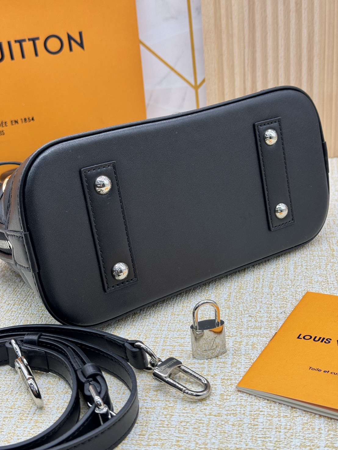 LV Alma BB handbag with a diamond Luxury Malletage Leather Bag กระเป๋าถือสะพาย เกรดออริ 1:1