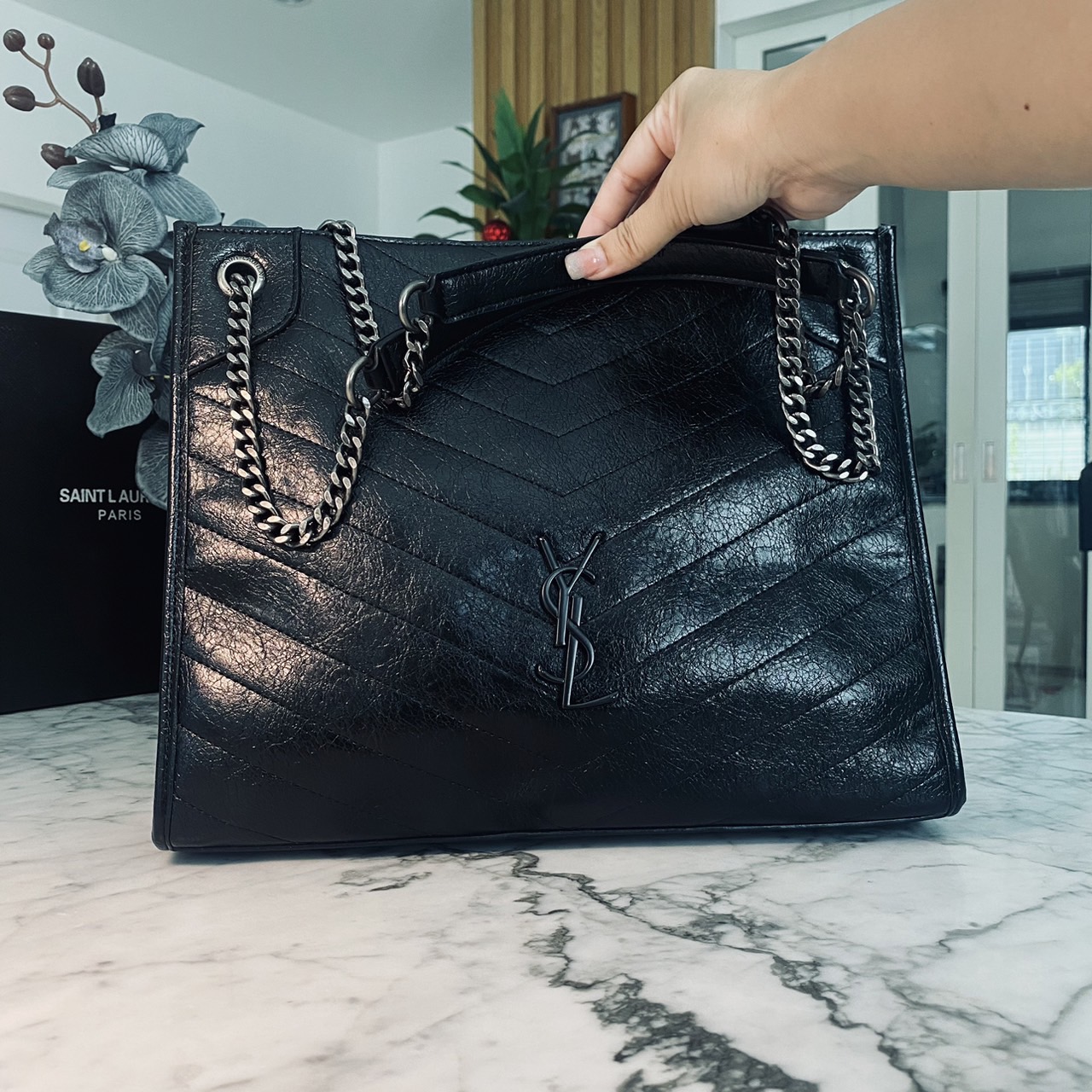 YSL Shopper Niki Tote Bag กระเป๋าสะพายทรงโท้ทใบใหญ่กำลังสวย หรูหราขั้นสุด เสิร์ฟมาให้สวยทันใช้ปีใหม่แน่นอน ใบจริงดูแพงเกินคุ้ม -- [รับตัวแทนกระเป๋า]