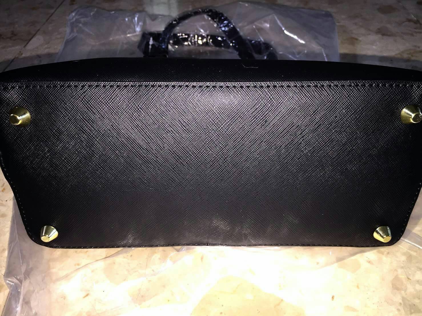 New in !!!! Kate spade new york Bagกลับมาอีกรอบกับรุ่นขายดีค่ะ!!! กระเป๋าถือหรือสะพายข้างทรงฮิต ลายหนังซาฟเฟียโน่สวย ด้านหน้าปั้มโลโก้แบรนด์ เปิดปิดกระเป๋าแบบซิปด้านในโล่งกว้างใส่ของได้จุนะค่ะรุ่นนี้ ภายในกระเป๋ามีช่องซิปและช่องเล้กให้ใส่ของจุกจิกค่ะ. ด้า