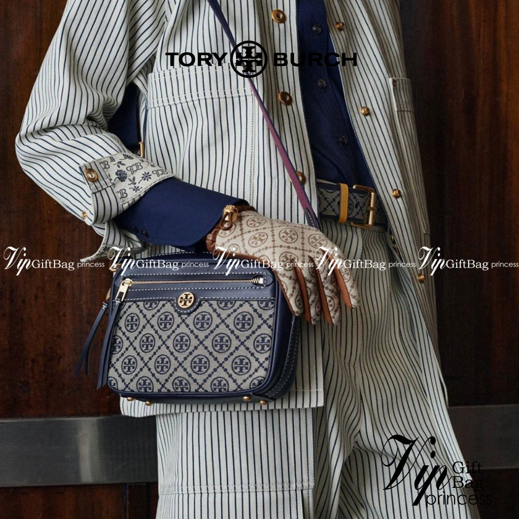 TORY BURCH T MONOGRAM JACQUARD CAMERA BAG กระเป๋าสะพาย Crossbody วัสดุหนังวัวแท้ การออกแบบเรียบง่าย ยังคงความหรูหราเอาไว้ โดดเด่นด้วยลวดลาย T Monogram มาพร้อมสายสะพายยาวแบบสปอร์ต ถอดออกได้ สายปรับระดับได้ ตอบสนองการใช้งานได้ดี มีหูหิ้วด้านบนสามารถใช้งานได