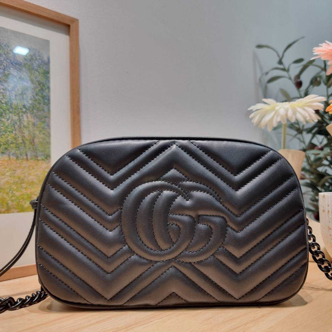 GG MARMONT SMALL SHOULDER BAG 🖤 อีกหนึ่งรุ่นในตำนาน ฮิตไม่เลิก กับกระเป๋าสะพายข้างรุ่นคลาสสิค รูปทรงกล่อง สวยใช้งานสะดวก อะไหล่สีดำดูแพง สะพายขับผิว