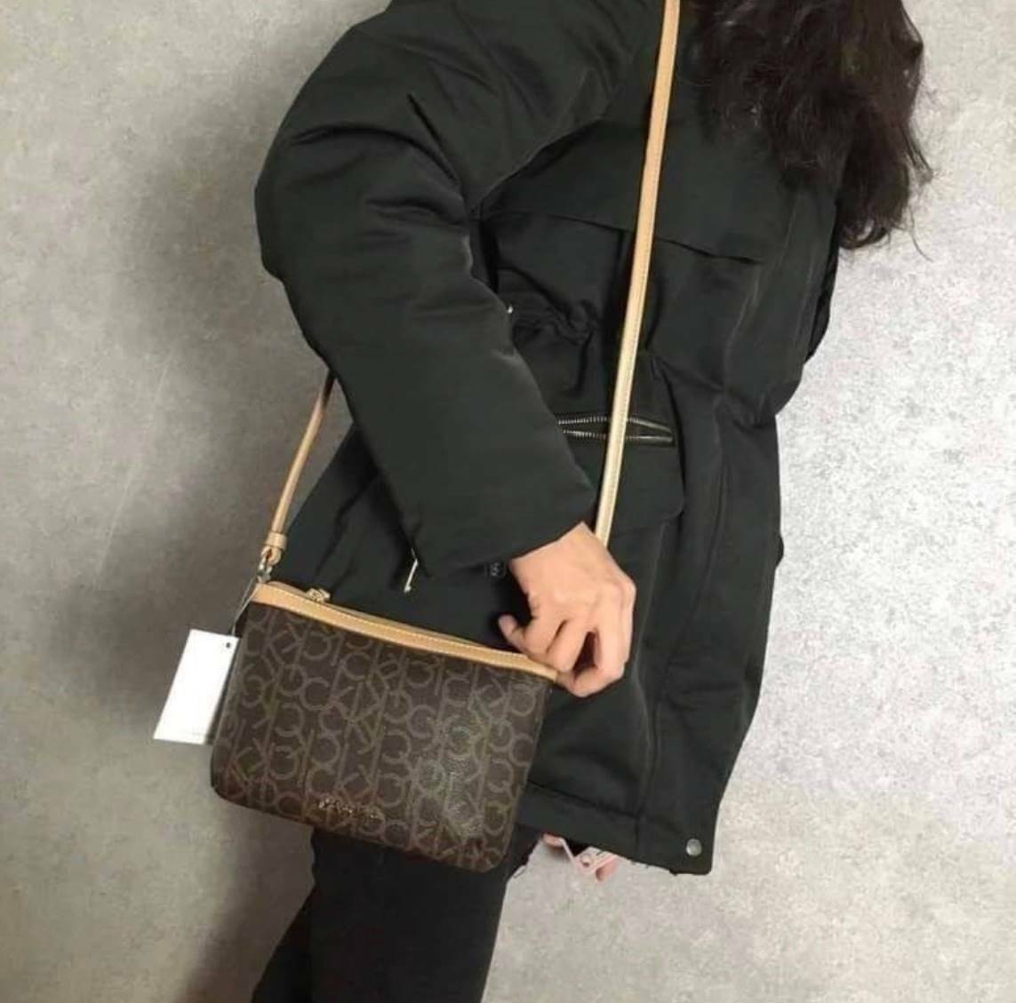 Calvin klein mini crossbodyBag กระเป๋าสะพายทรงครอสบอดี้ มีลายแบรนด์เป็นซิกเนเจอร์รอบใบทั้งภายในและภายนอก เปิดปิดด้วยซิปเดียวใช้งานง่าย ใบมินิน่ารัก ใส่ธนบัตร บัตรต่างๆ เครื่องสำอางค์ของจุกจิกได้ ต้องมีสะพาย นับเป็นตัวเลือกที่น่าสนใจสำหรับคนที่กำลังมองหากร