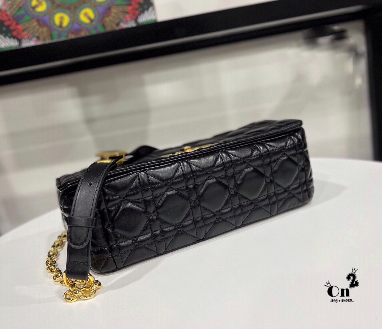 DIOR CARO BAG กระเป๋าสะพายทรงกล่องเปิดหน้าแต่งอะไหล่CD มาพร้อมสายสะพายยาวครอสบอดี้ มาครบ 3 ขนาด หนังสวย ภาพถ่ายจากงานขายจริงนะคะ