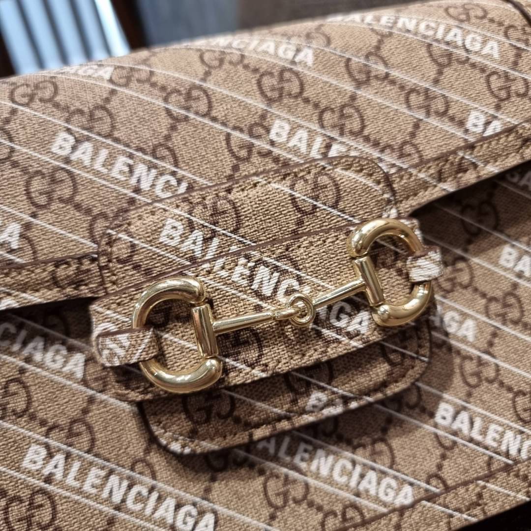 GUCCI x Balenciaga Horsebit 1995 รุ่นเด็ดสุด!! ฮ็อตสุด!! ที่ไม่ว่าใครก็ต้องรอคอย กับโปรเจคสุดเลิศ Balenciaga × Gucci strap shoulder bag กระเป๋าสะพายไหล่/สะพายข้าง ดีไซน์ใหม่ที่คอลแลบระหว่าง 2 แบรนด์สุดโต่งในเรื่องแฟชั่น รับรองความสวยไม่โป๊ะ วัสดุหนังแคนวา