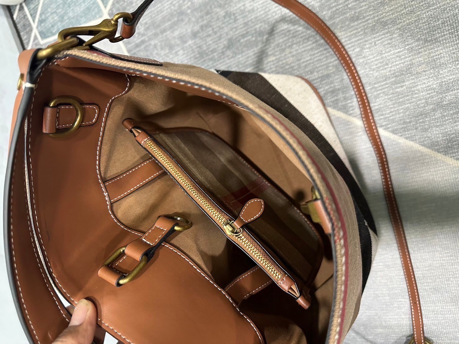 Burberry Ashby In Canvas Check And Leather / BURBERRY VINTAGE CANVAS BUCKET BAG 10" กระเป๋าถือทรงโท้ทผ้าแคนวาสพิมพ์ลายแบรนด์มาพร้อมสายยาวสายหนังแบบถอดใช้งานได้ วัสดุผ้าCanvas เนื้อหนาซับในอย่างดี ลายแบรนด์สวยมากคะ