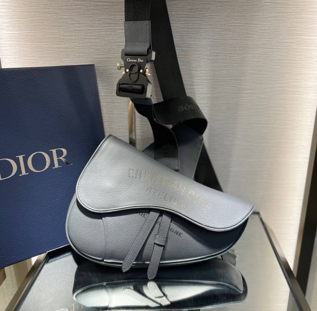 Dior Saddle Atelier bag / DIOR DARK GRAY GRAINED CALFSKIN WITH ATELIER SIGNATURE SADDLE BAG / Dior men saddle bag เกรดเทพออริจินอล หนังแท้ ภาพถ่ายจากสินค้าจริง ใช้งานต่างประเทศได้
