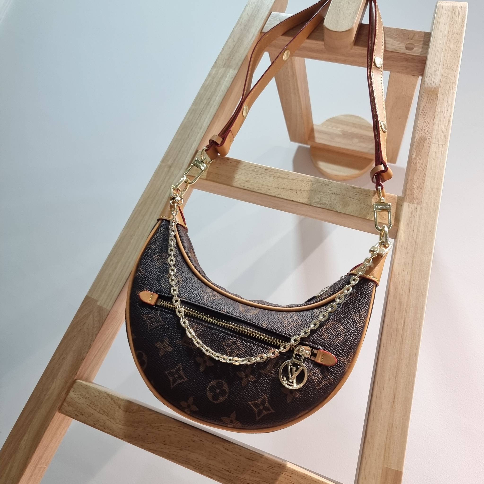 สุดยอดเดอะเบสท์ไอเท็ม ต้องยกให้เลย กับกระเป๋าสะพายทรงบาแกตต์ สวยหรู ดูแพงมาแต่ไกล LV loop bag ยังคงคลาสสิค ผู้ดี หรูหรา ขนาดกำลังพอดี ใส่โทรศัพท์ได้ทุกรุ่น วัสดุหนังแคนวาสคุณภาพ ด้านหน้ามีช่องซิปแยก สายสะพายมีมาให้ถึง 2 แบบ สลับใช้ได้เลยแบบไม่มีเบื่อ จะลุ