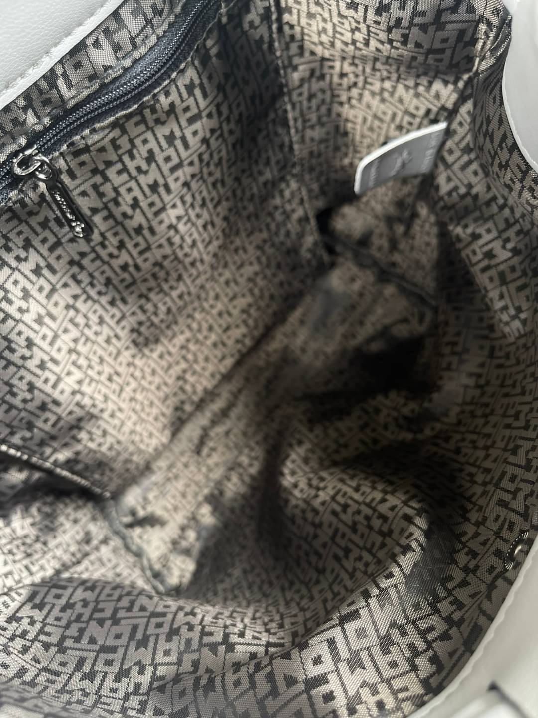 Longchamp Le Pliage Cuir Xs Leather Backpack แบรนด์ติดเทรนด์ตลอดไม่เคยเปลี่ยนกับ ทรง Le Pliage Cuir หนึ่งในตระกูลกระเป๋าสุดไอคอนิกจากแบรนด์ เมื่อรุ่น Le Pliage Cuir ในรูปแบบของหนังแกะ Metis ได้ถือกำเนิดขึ้นในปี 2012 เป้ที่มีการจัดการปรับดีไซน์ให้มีขนาดกำล