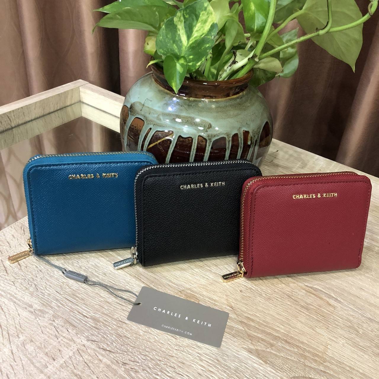 สีใหม่เข้าเพิ่มค่ะ! CHARLES & KEITH SHORT WALLET กระเป๋าสตางค์สั้นซิปรอบรุ่นใหม่ล่าสุดหนังคาเวียร์สวยหรูอยู่ทรงสไตล์PRADA ด้านหน้าประดับโลโก้แบรนด์ ภายในมีช่องใส่รูป ช่องซิปใส่เหรียญ และช่องใส่บัตรหลายช่อง สามารถใส่แบงก์พัน ธนบัตร เหรียญ ได้เหมือนกระเป๋าใ