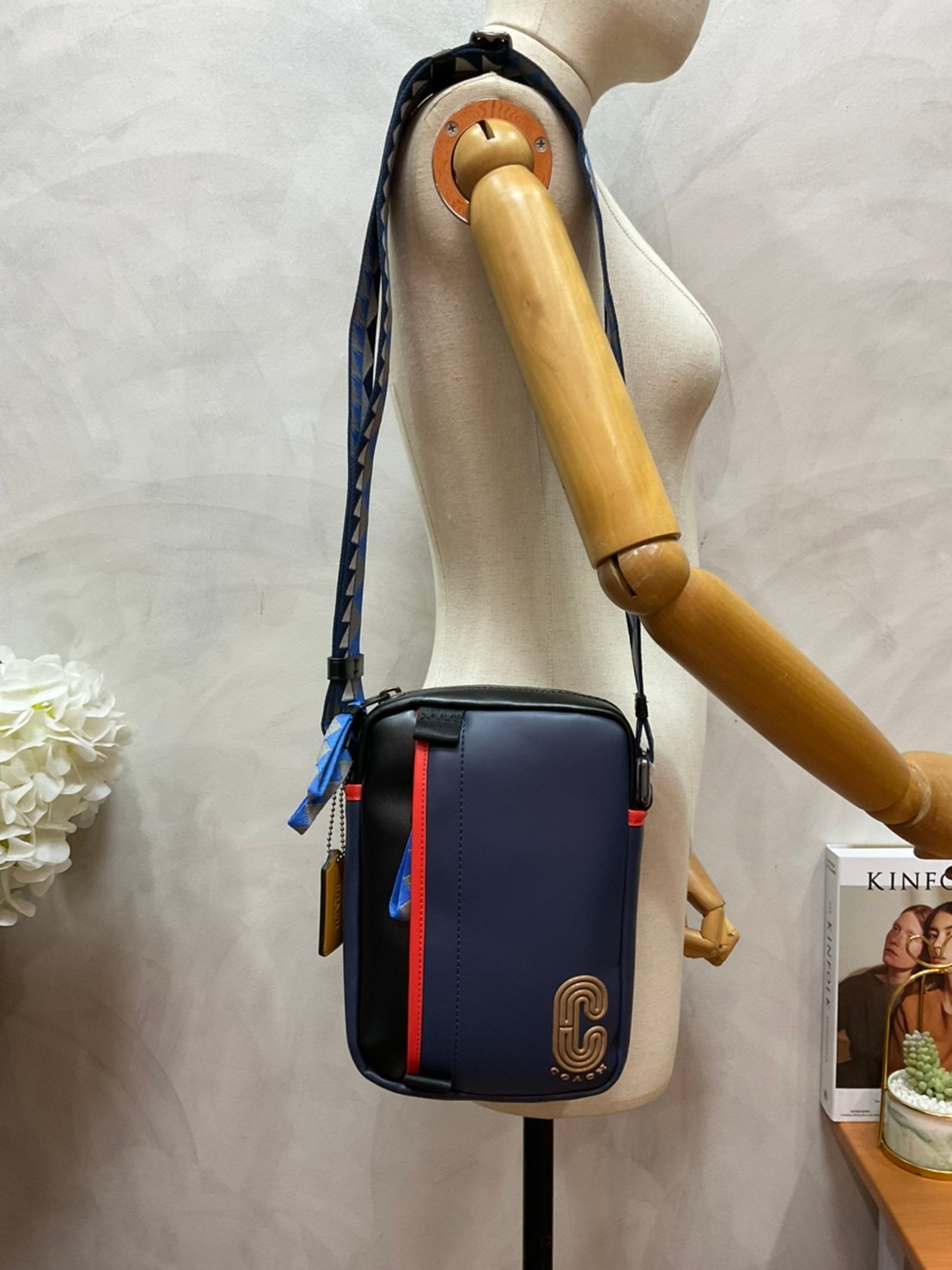 COACH NORTH/SOUTH EDGE CROSSBODY (COACH 5626) IN SIGNATURE CANVAS (COACH 6788) กระเป๋าสะพายผู้ชาย กระเป๋าสะพายรุ่นใหม่ ชนช็อป (!!)รุ่นหายาก สี COBALT MULTI วัสดุทำจาก หนังลูกวัวแท้ เนื้อเรียบ พิมพ์ลาย ขนาดกำลังดี