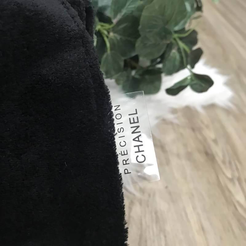 Chanel Beaute Crossbody Bag กระเป๋าสะพาย VIP. GIFT ของแท้ จาก Chanel Cosmetic วัสดุขนวูฟสีดำหนานุ่ม ตัดโลโก้แบรนด์หนังแก้วอสวยโดดเด่น น้ำหนักเบา เปิดปิดด้วยฝาปิดกระดุมแม่เหล็ก ใบใหญ่กำลังดี ใส่ iPad, กระเป๋าสตางค์ใบยาว, และของจุกจิกได้เยอะ มาพร้อมสายยาวเล