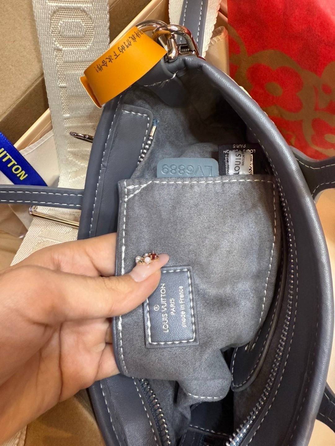 LV Neverfull Denim Mini Bag ดีไซน์ใหม่ล่าสุดก่อนใคร กระเป๋าทรงโท้ทมินิไซส์ ที่ไม่ได้เล็กตามชื่อ มาในรูปแบบ washed denim สวยคลาสสิค ดูแพงสุดๆ