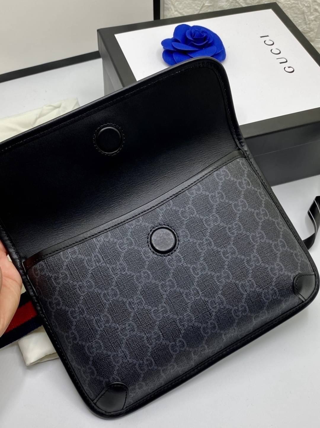 VIP 】หนังแท้ Gucci GG belt bag อีกหนึ่งกระเป๋าคาดอก ที่เป็น unisex และหายากไปอีก ดีไซน์ย้อนยุคยอดฮิต ขนาดกะทัดรัดพกสะดวก วัสดุหนังแคนวาส ทนทาน ภายในเป็นช่องโล่ง ใส่โทรศัพท์ได้ ของจุกๆสำคัญๆได้ สายสะพายปรับได้ตามตัว ใบจริงเห็นแล้วหลงรัก คุ้มค่าที่สุด จัดเล