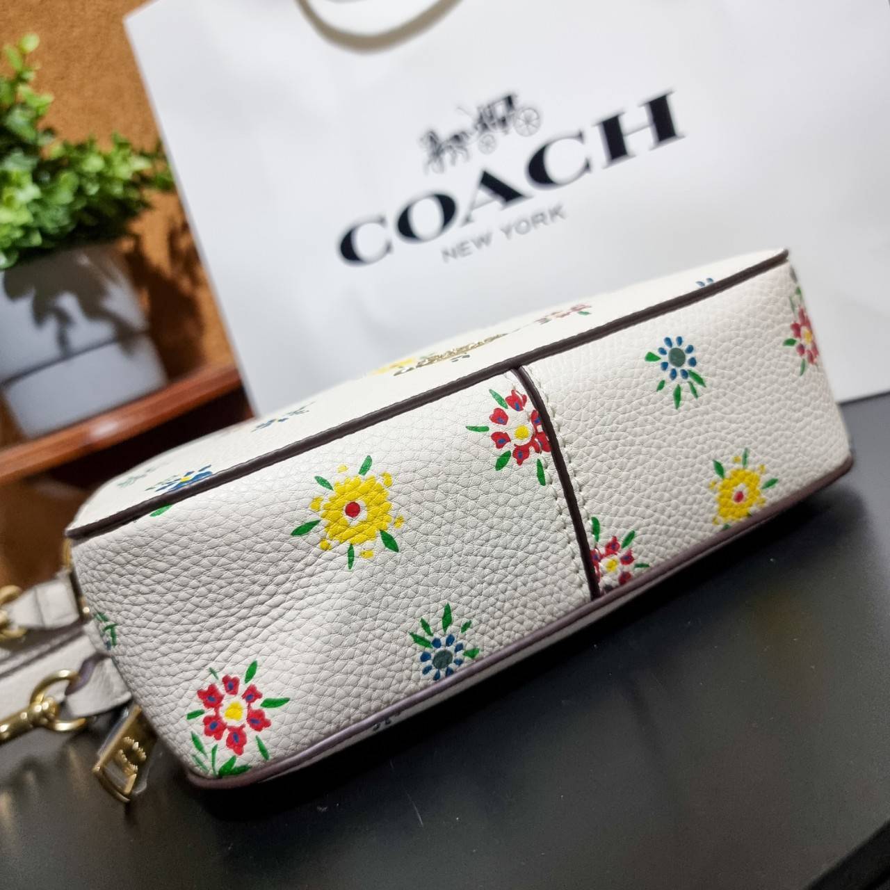 COACH C4252 SERENA SATCHEL WITH WILD MEADOW PRINT อีกหนึ่งคอลเลคชั่นตัวท็อป ที่ขายได้ตลอดปี ดีไซน์ใหม่ล่าสุด สไตล์คุณหนู ลุคหวานๆ กระเป๋าสะพายข้าง สวยอยู่ทรง สะพายขับผิวเป็นที่สุด วัสดุหนัง pepble สัมผัสนิ่ม เปิด-ปิดด้วยซิป 2 ช่องหลัก ภายในเป็นช่องโล่ง เก