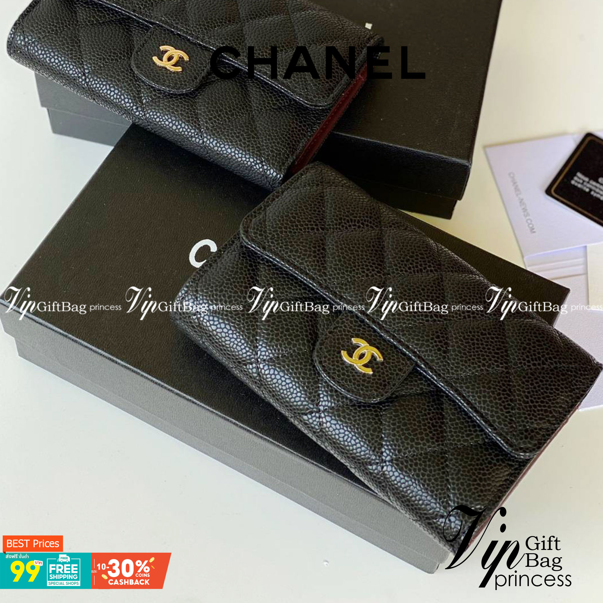 หนังแท้ CHANEL WALLET รุ่นยอดนิยมไอเท็มฮิตวัสดุหนังคาเวียร์สวยคลาสสิคเปิดปิดด้วยฝาปิดกระดุมด้านหน้ามีโลโก้แบรนด์อะไหล่ทอง/เงินสวยหรู ภายในสีแดงเบอกันดี้ มีช่องซิปด้านในเรียกว่าใบเดียวจบ เป็นใบยอดนิยมของสาวๆ เลยค่าา พร้อมส่งที่ไทยไม่ต้องรอพรีฯ สาวก Chanel 