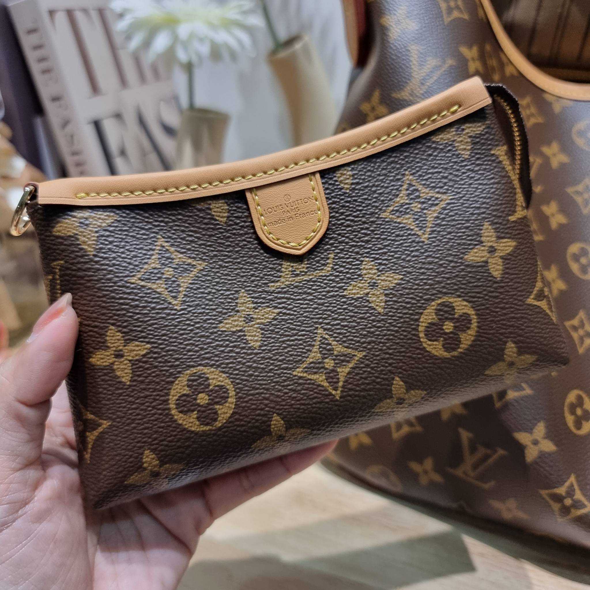 LV delightful bag / LV CARRYALL Monogram Canvas / LV Shopping Bag กระเป๋าทรงโท้ทใบใหญ่ ขนาดจุได้แบบล้นๆ รอบนี้จัดใบลูกมาให้อีก พิเศษที่สุด!! สมใจใครที่มองหากระเป๋าใบโปรด มีตะขอเกี่ยวที่ปากกระเป๋า และยังมาพร้อมสายสะพาย 2 แบบ