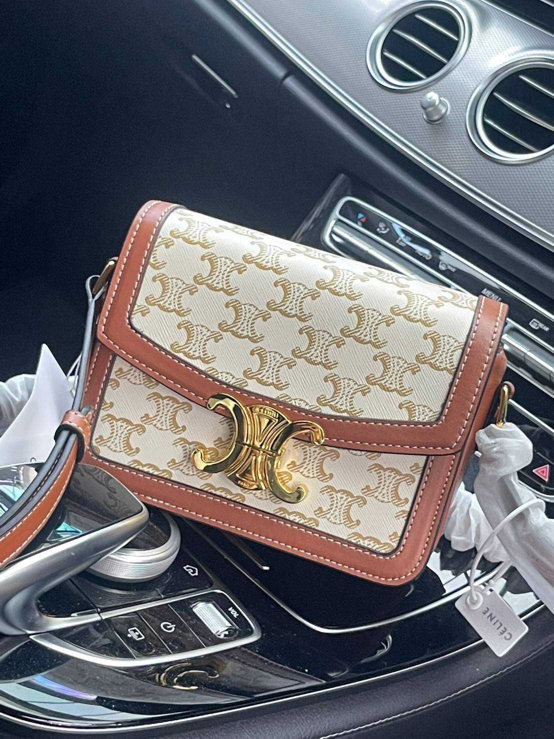 VIP 】Celine TEEN MEDIUM TRIOMPHE BAG IN TRIOMPHE CANVAS สาวๆที่กำลังมองหากระเป๋าน่ารักเอาไว้ใช้ในวันสบาย ๆ แต่ไม่รู้เลือกกระเป๋า Celine รุ่นไหนดี แนะนำรุ่นนี้เลยคะ เป็นกระเป๋าสะพายข้างขนาดกำลังดี สวยแบบคลาสสิก หรูหราด้วยแคนวาสเคลือบลาย Triomphe อีกทั้งยัง