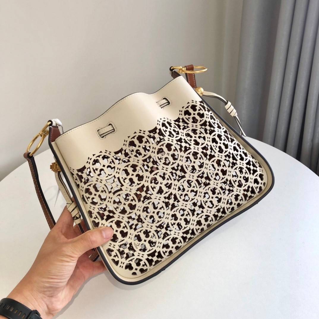 TORY BURCH T MONOGRAM LASER-CUT BELL BAG / TORY TOTE BAG ใจบางที่สุดกับคอลเลคชั่นนี้ กับกระเป๋าสะพายทรงโท้ท งานตามหาและหายาก รุ่นชูโรงสุดฮิต ที่เพิ่มดีเทลความแพงด้วยการฉลุลวดลายโมโนแกรมรอบใบ