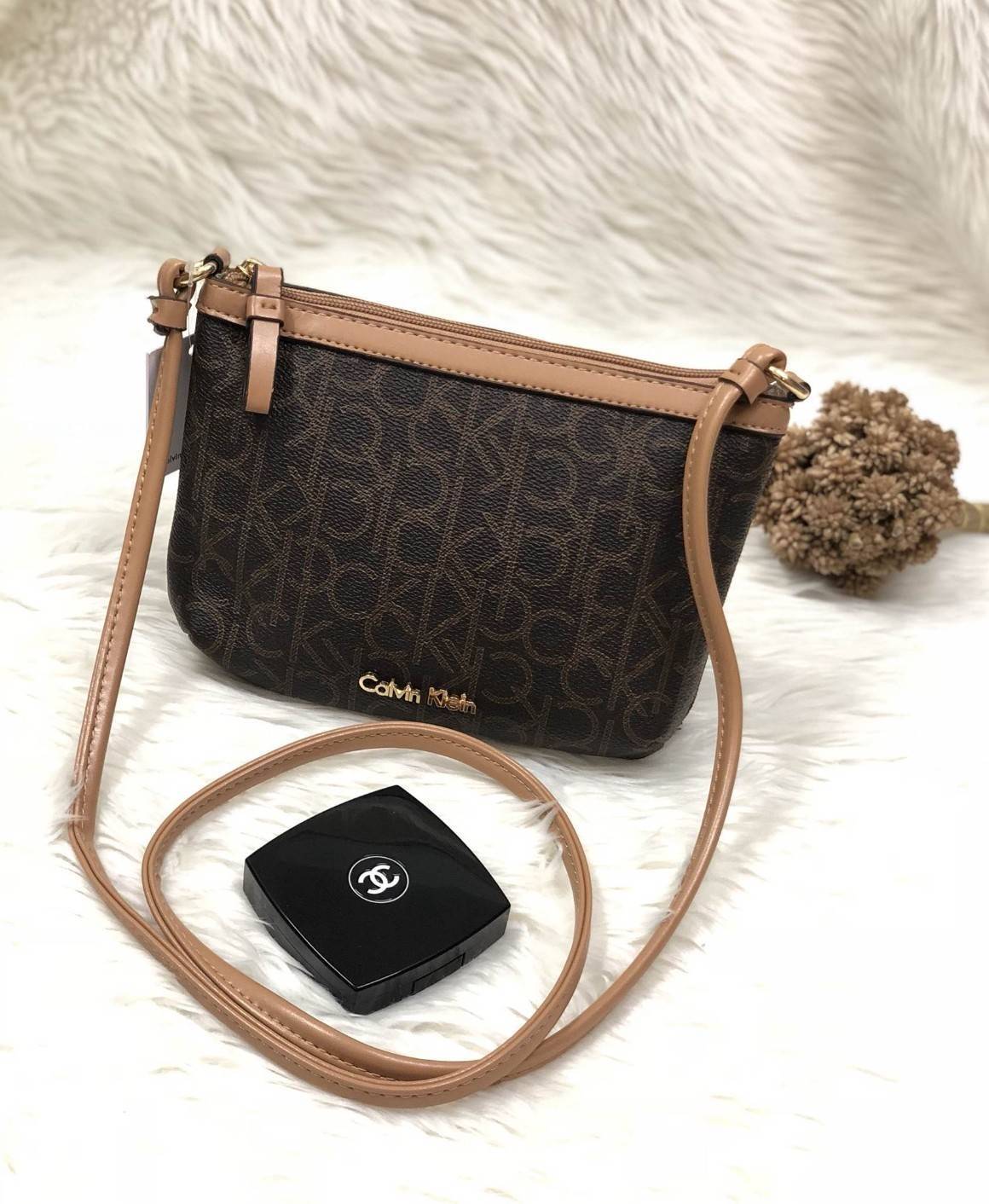 CALVIN KIEIN MINI CROSSBODY BAG สินค้าเข้าใหม่น่าใช้ค่ะ กระเป๋าสะพาย วัสดุหนังลายแบรนด์ทั้งใบ ด้านหน้าติดโลโก้แบรนด์อะไหล่ทอง เปิดปิดกระเป๋าแบบซิป ภายในโล่ง ใส่ของจุ สามารถใส่ธนบัตร สมุดแบงค์ มือถือรุ่นต่างๆ เครื่องสำอางค์ กระเป๋าสตางค์ใบสั้น บอกเลยจุค่ะ 