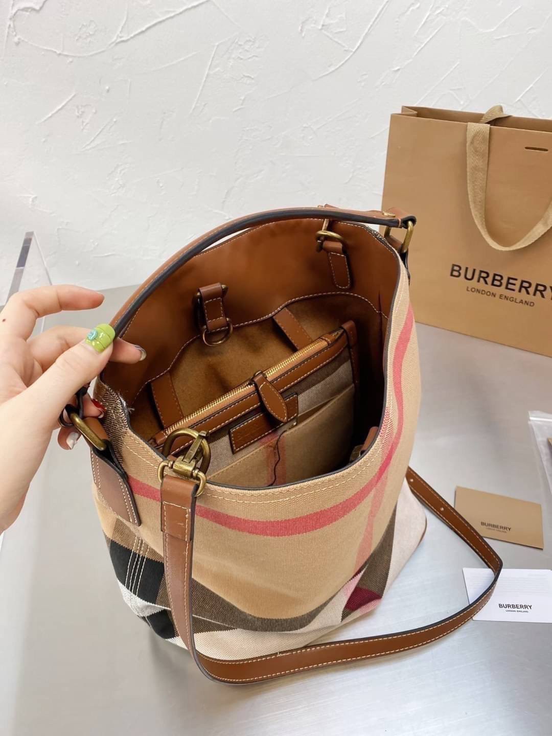 Burberry Ashby In Canvas Check And Leather / BURBERRY VINTAGE CANVAS BUCKET BAG 10" กระเป๋าถือทรงโท้ทผ้าแคนวาสพิมพ์ลายแบรนด์มาพร้อมสายยาวสายหนังแบบถอดใช้งานได้ วัสดุผ้าCanvas เนื้อหนาซับในอย่างดี ลายแบรนด์สวยมากคะ